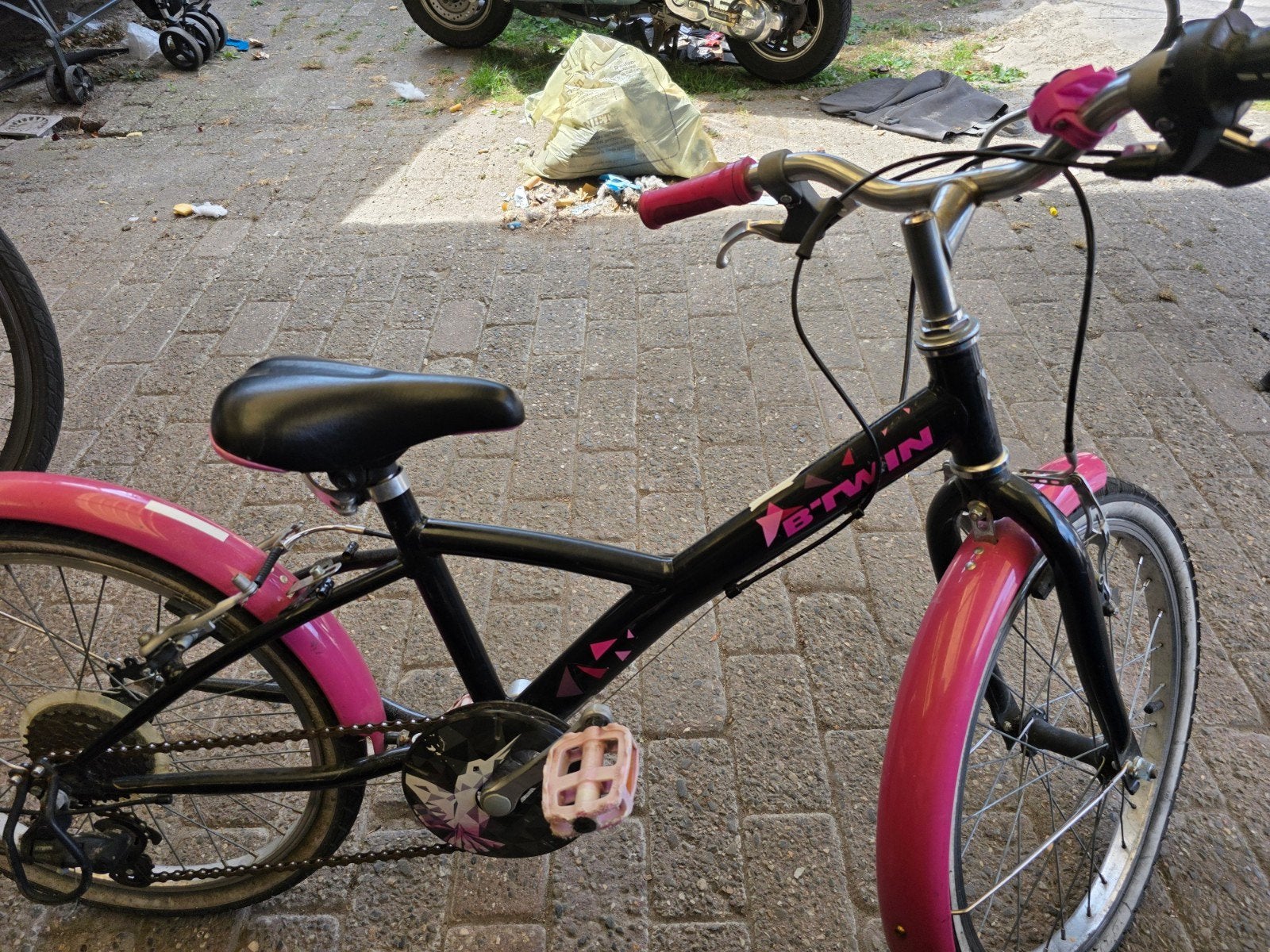 Mooie B'TWIN meisjesfiets - 20 inch - Zwart/Roze, B'TWIN, Gebruikt, Velgrem, Versnellingen