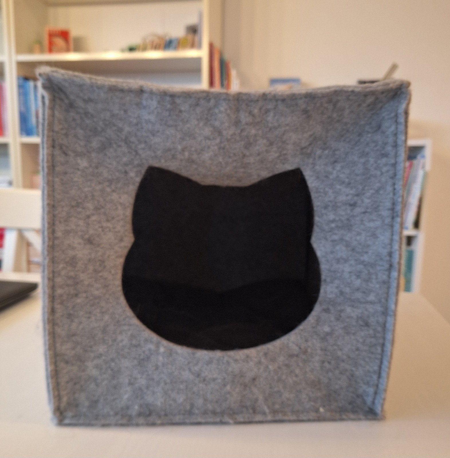 kattenmand grijs vilt met kussentje erin kallax, Ophalen, Gebruikt
