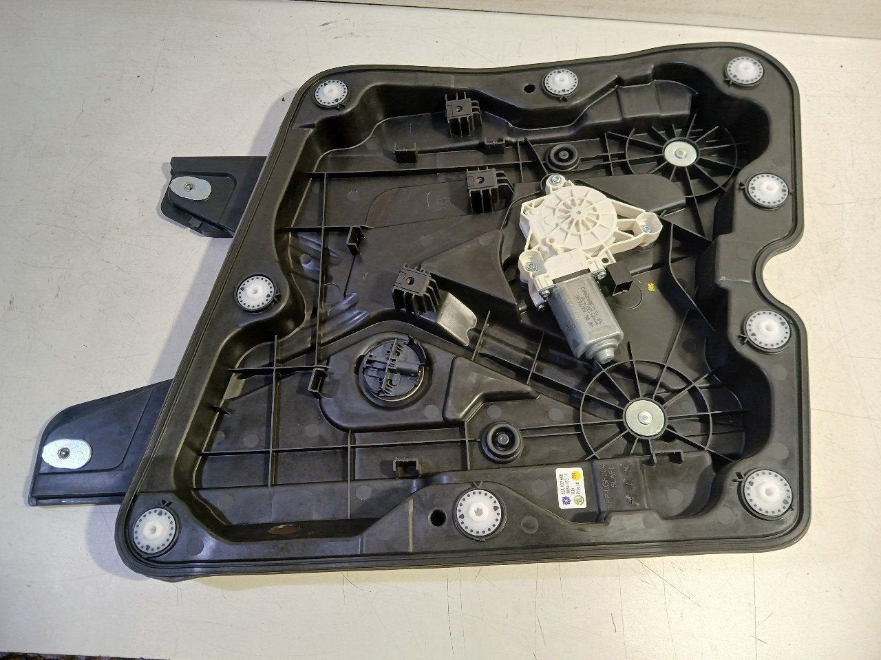 Raammechaniek elektrisch links voor Skoda Enyaq, Onderdelen@venauto.nl, Van der Ven Autorecycling B.V., Gebruikt, Ettenseweg 76, 4706 PB Roosendaal, The Netherlands