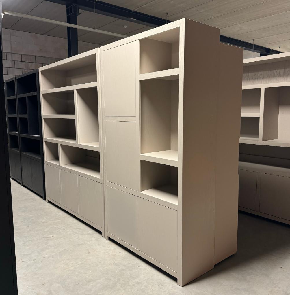 vakkenkast taupe hotel chique japandi (tweede kans modellen), Huis en Inrichting, Kasten | Boekenkasten, Ophalen, Met deur(en)