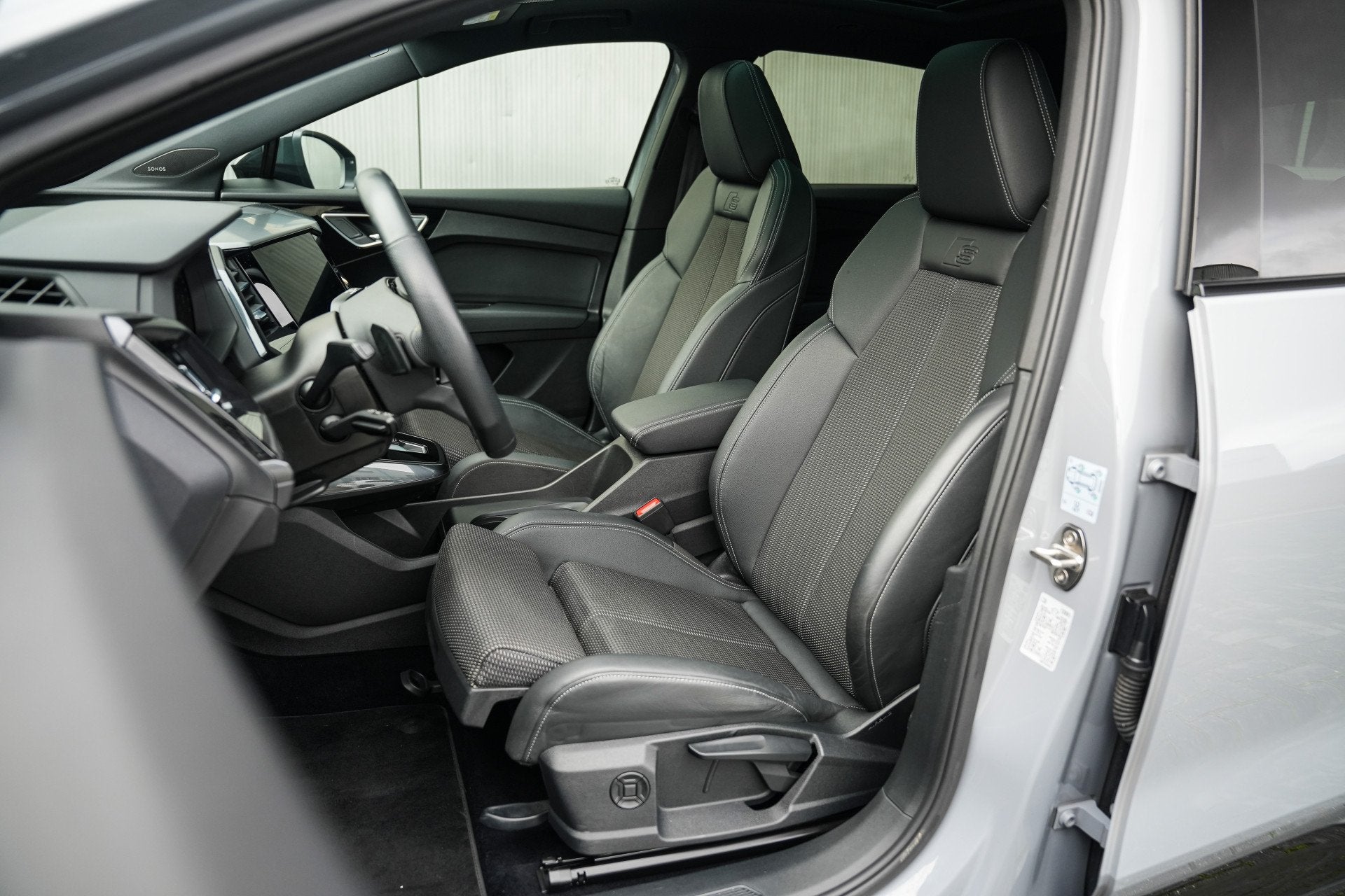 Audi Q4 e-tron 50 Quattro 299 pk 77 kWh S-Edition/ BTW-Auto/, Automaat, Dealer onderhouden, Gebruikt, Zwart