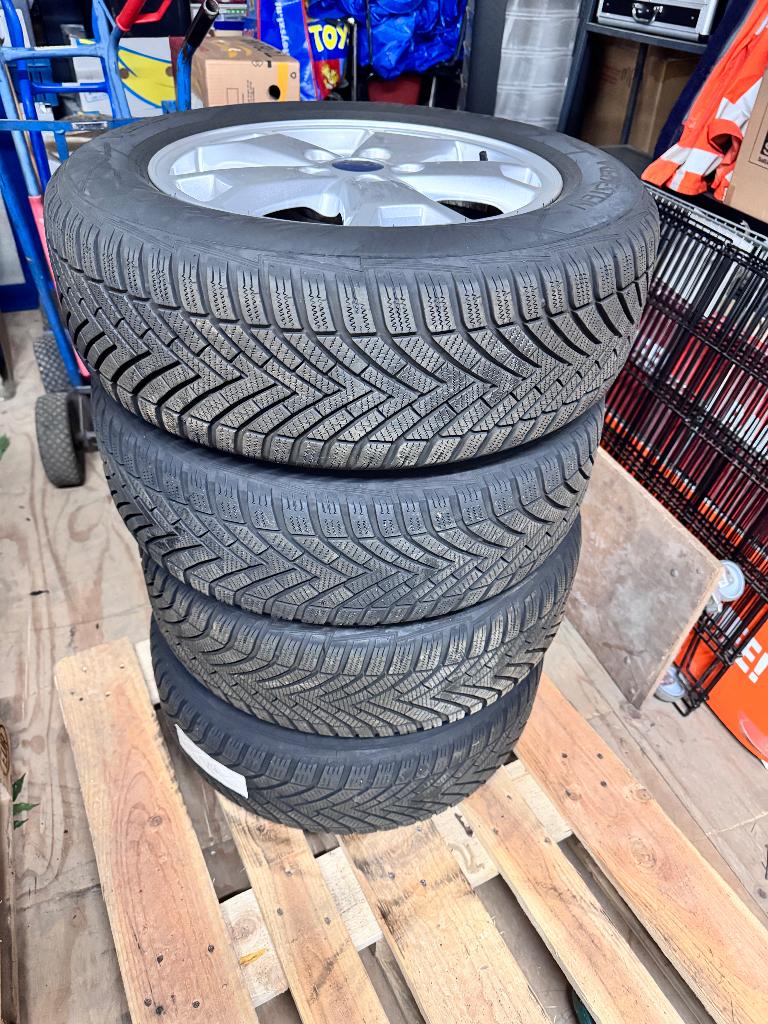 Winterwielen 205/60 r16 Vredestein (Ford Transit Connect), Ophalen, 16 inch, Banden en Velgen, Bestelwagen
