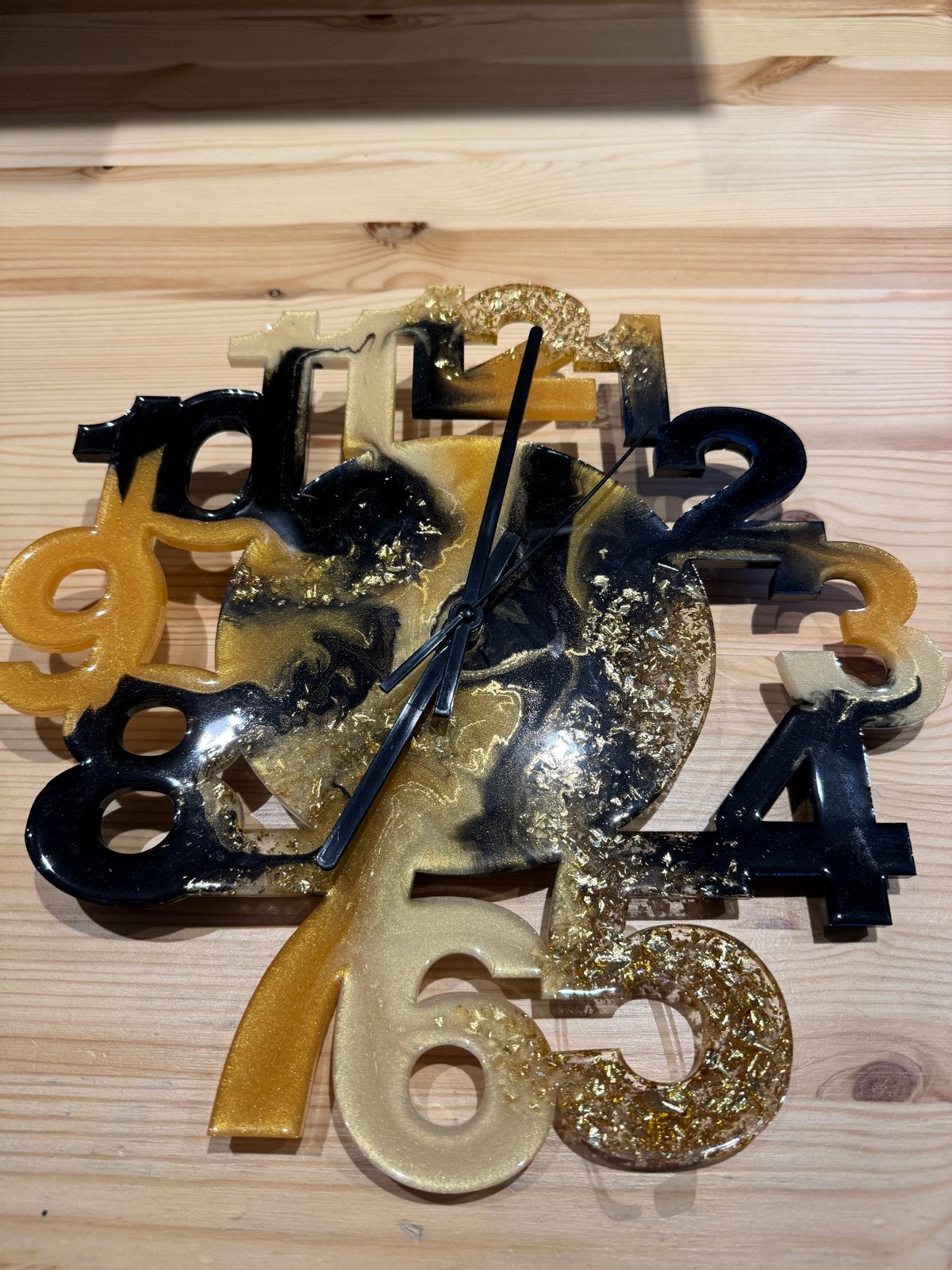 Unieke Epoxy Wandklok Zwart Goud met Bladgoud, Nieuw, Ophalen of Verzenden, Modern, Overige merken
