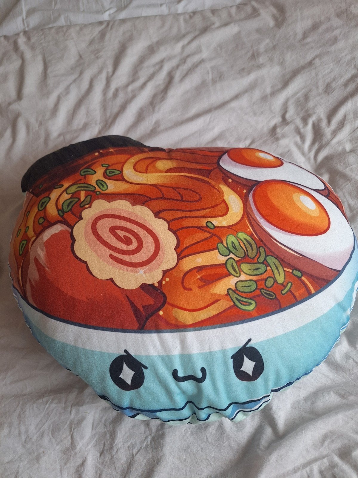 Ramen Pluche Kussen - 60 cm Diameter, Overige typen, Ophalen of Verzenden, Zo goed als nieuw, Middelgroot (20 tot 80 cm)