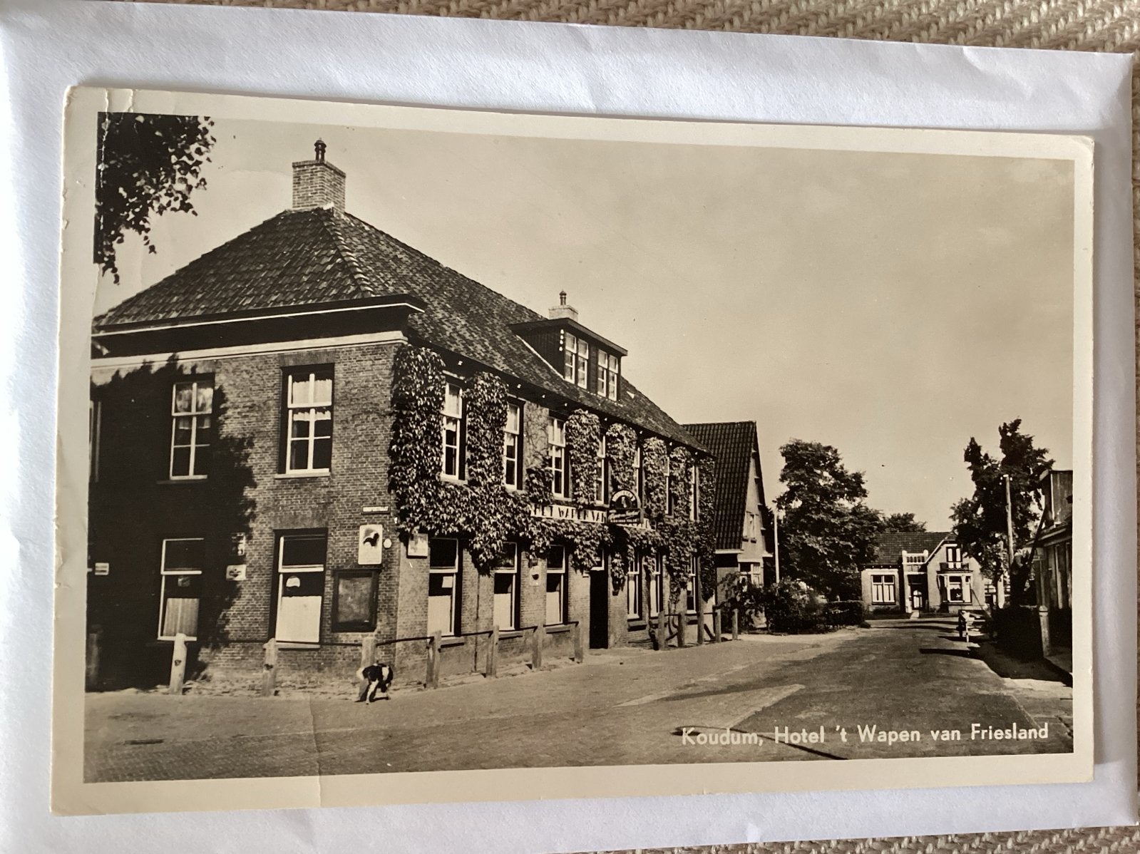 Oude Ansichtkaart Koudum - Hotel 't Wapen van Friesland, Verzamelen, Ophalen of Verzenden, 1920 tot 1940, Gelopen, Friesland