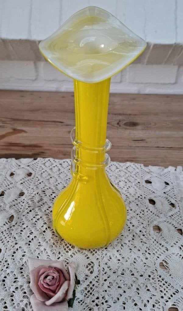 Geel mondgeblazen glazen vaasje, Ophalen of Verzenden