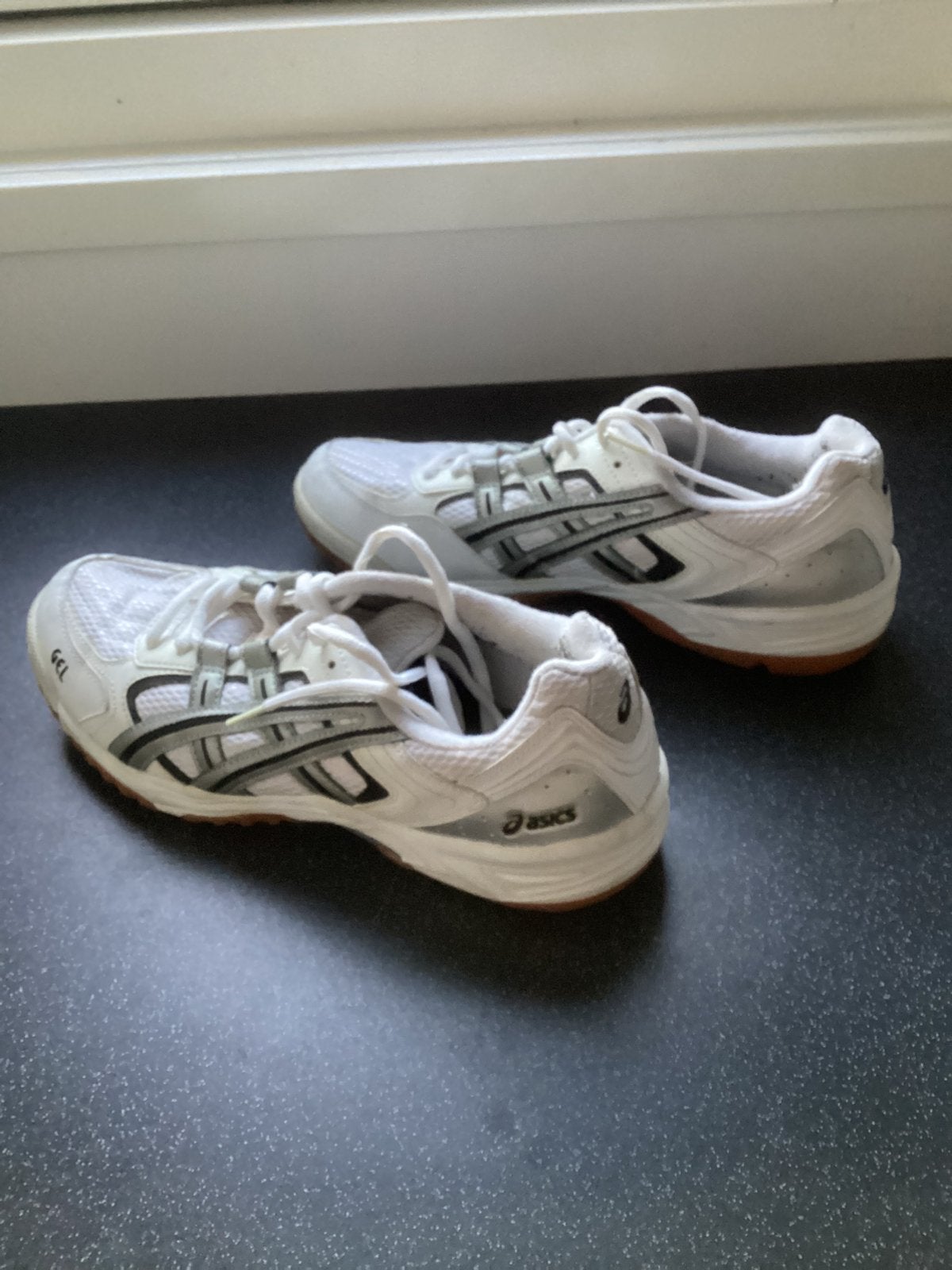 Asics - mt. 43,5 - weinig gedragen - sportschoenen, Ophalen of Verzenden, Zo goed als nieuw, Wit, Sportschoenen