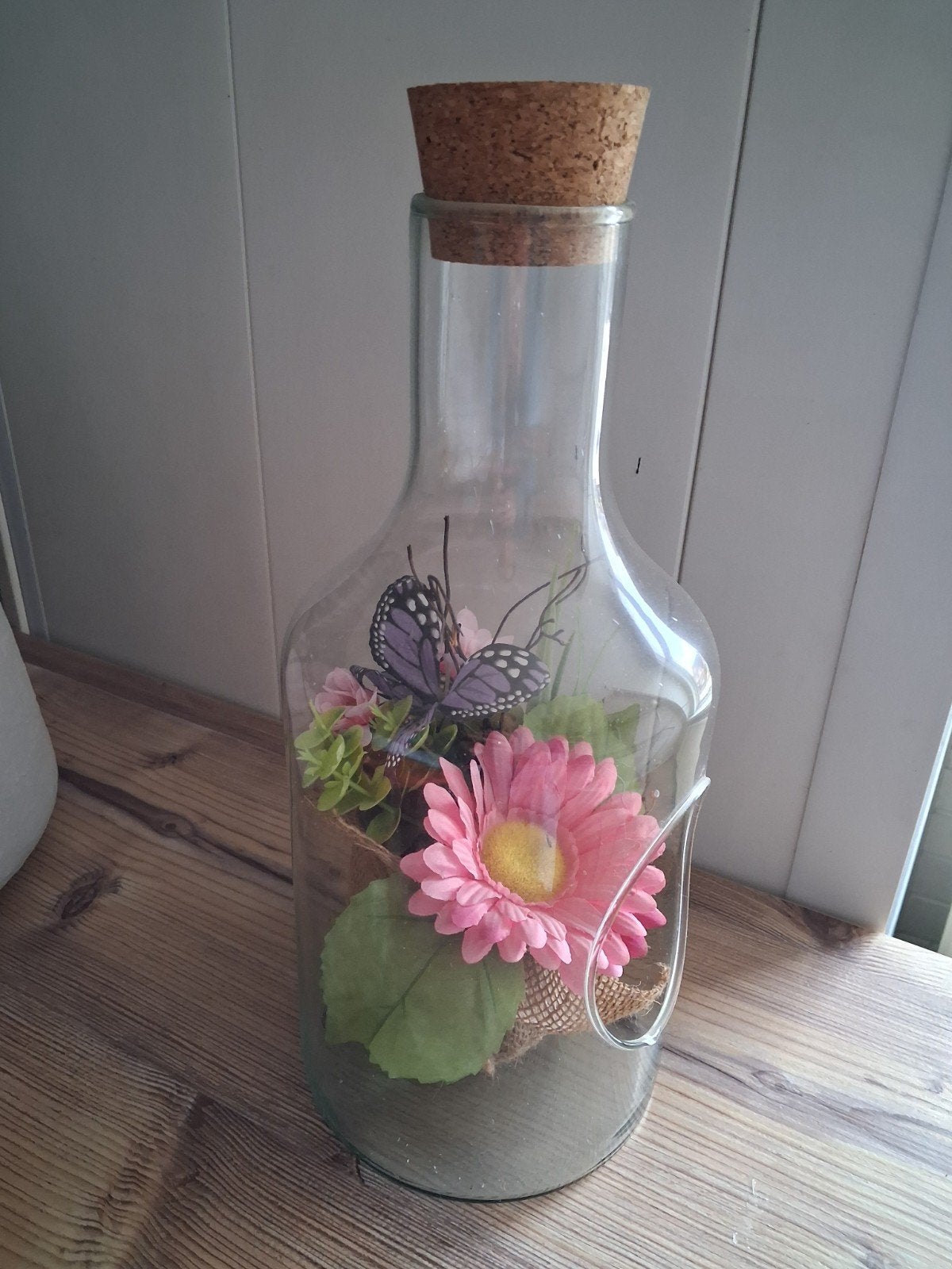 Decoratieve glazen stolp met bloem en vlinder, Glas, Ophalen of Verzenden, Zo goed als nieuw, Inclusief decoratie