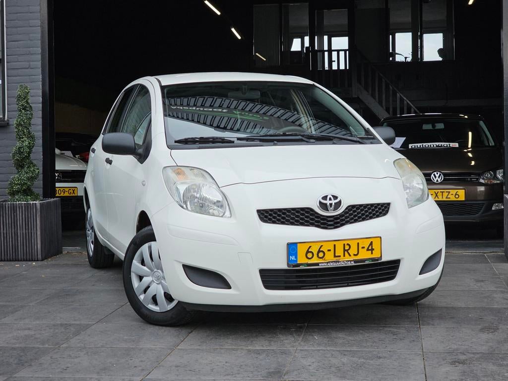 Toyota Yaris 1.0 VVTi Acces|APK|NAP|Airco|5 Deuren|E. Ramen, Auto's, Voorwielaandrijving, Stof, Met garantie (alle), Wit