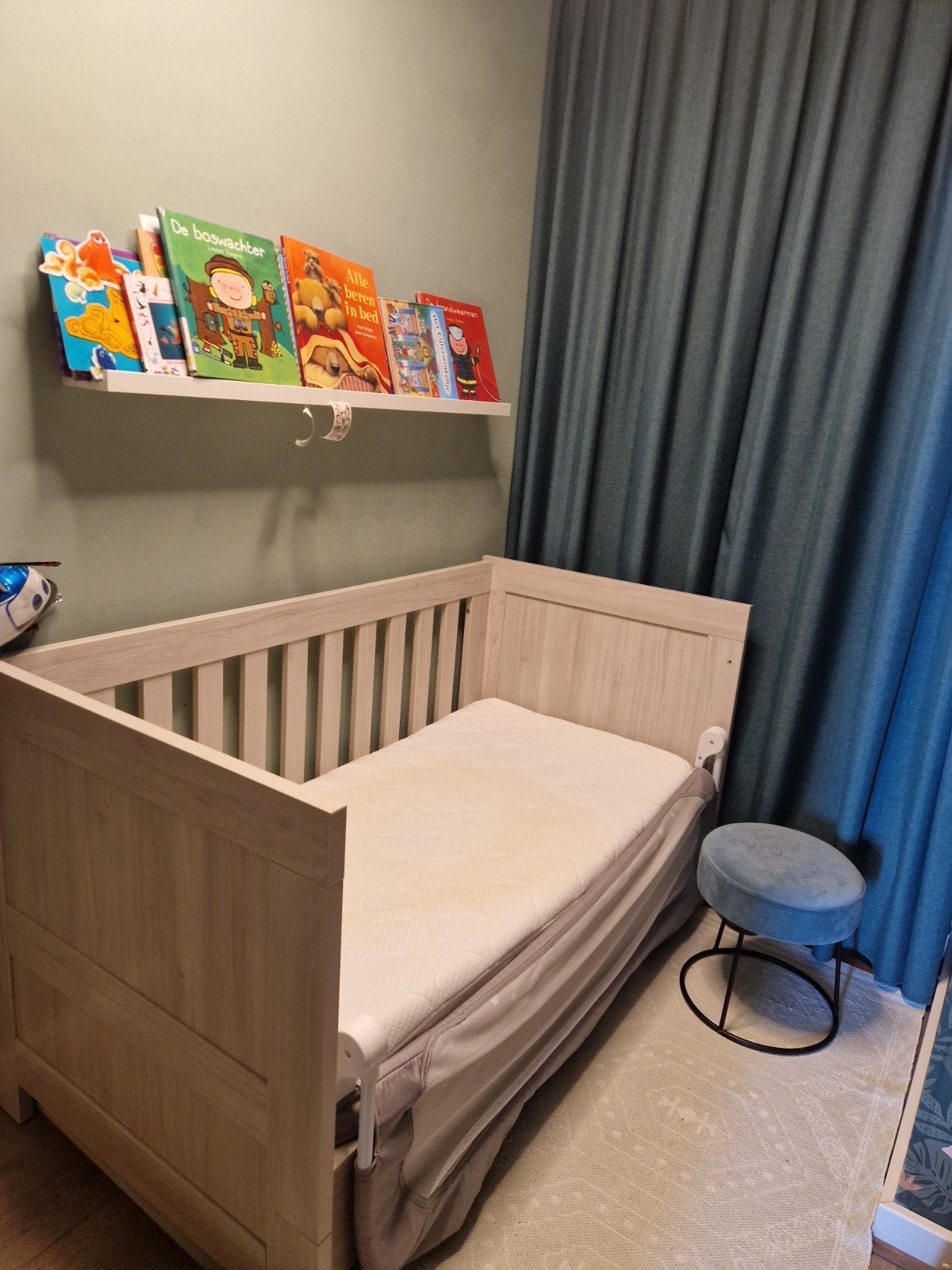 Babybedje met matras en bedrekje en commode, Ophalen, 70 tot 85 cm, 140 tot 160 cm, Zo goed als nieuw
