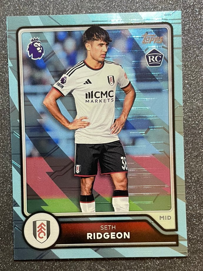 Topps Flagship Premier League 26/27 BLUE VOLTAGE RC RIDGEON, Hobby en Vrije tijd, Stickers en Plaatjes, Verzenden, Zo goed als nieuw