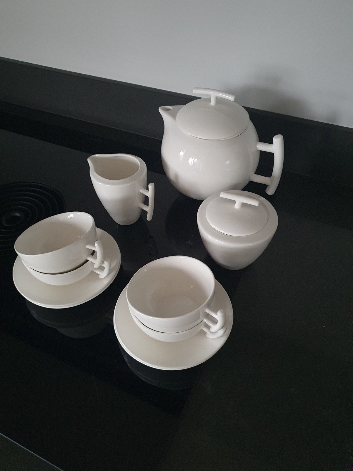 Wit theeservies met theepot, suikerpot, melkkan en kopjes, Keramiek, Ophalen of Verzenden, Zo goed als nieuw, Modern