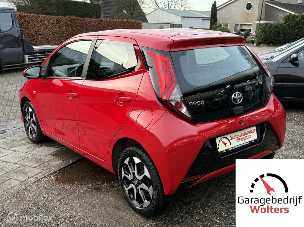 Toyota Aygo 1.0 VVT-i x-play CAMERA CARPLAY LED NW APK, Auto's, Toyota, Voorwielaandrijving, Stof, Gebruikt, Zwart