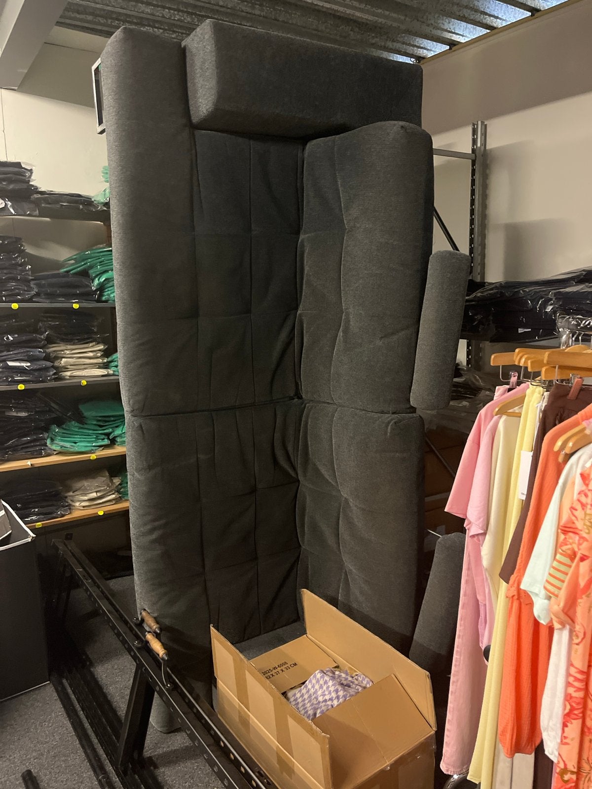 Comfortabele grijze bank - Zo goed als nieuw, Huis en Inrichting, Banken | Sofa's en Chaises Longues, 150 tot 200 cm, Tweepersoons