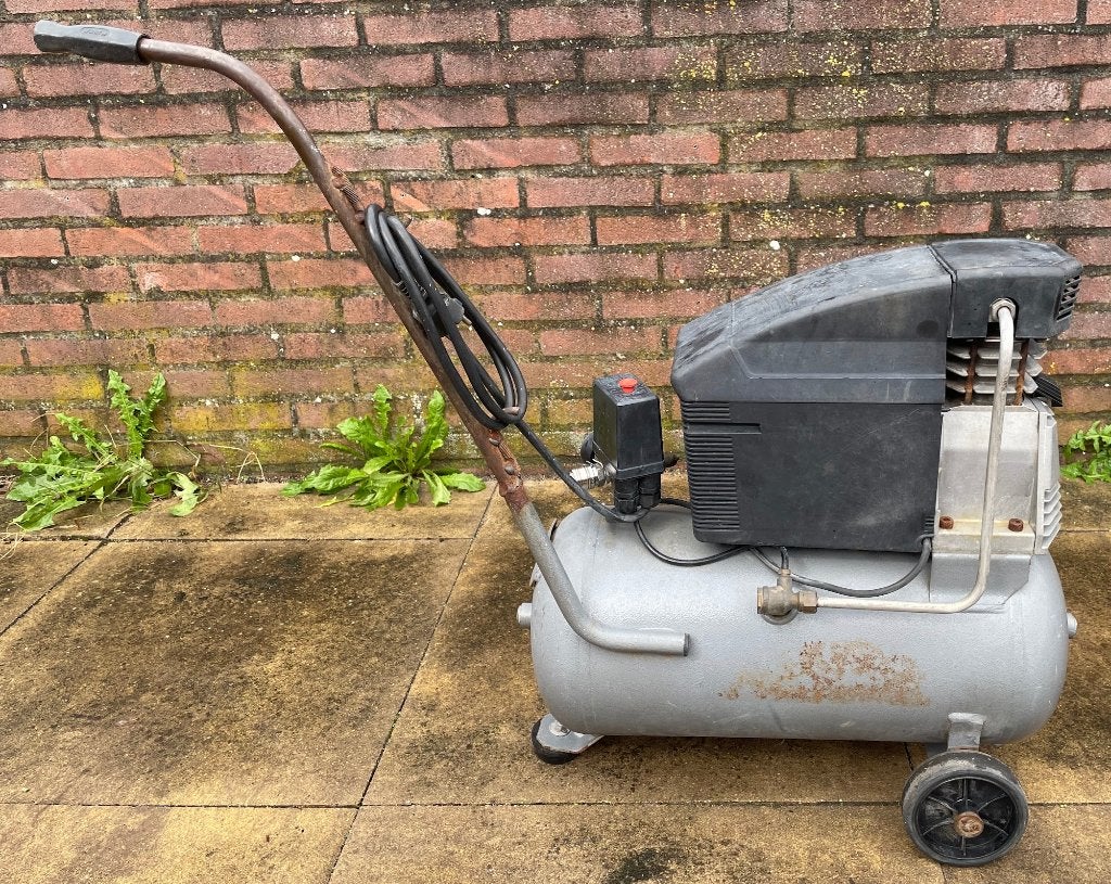 Luchtcompressor 25 liters 1.5 HP "HL 215/25", Ophalen, Gebruikt, 6 tot 10 bar, Minder dan 200 liter/min