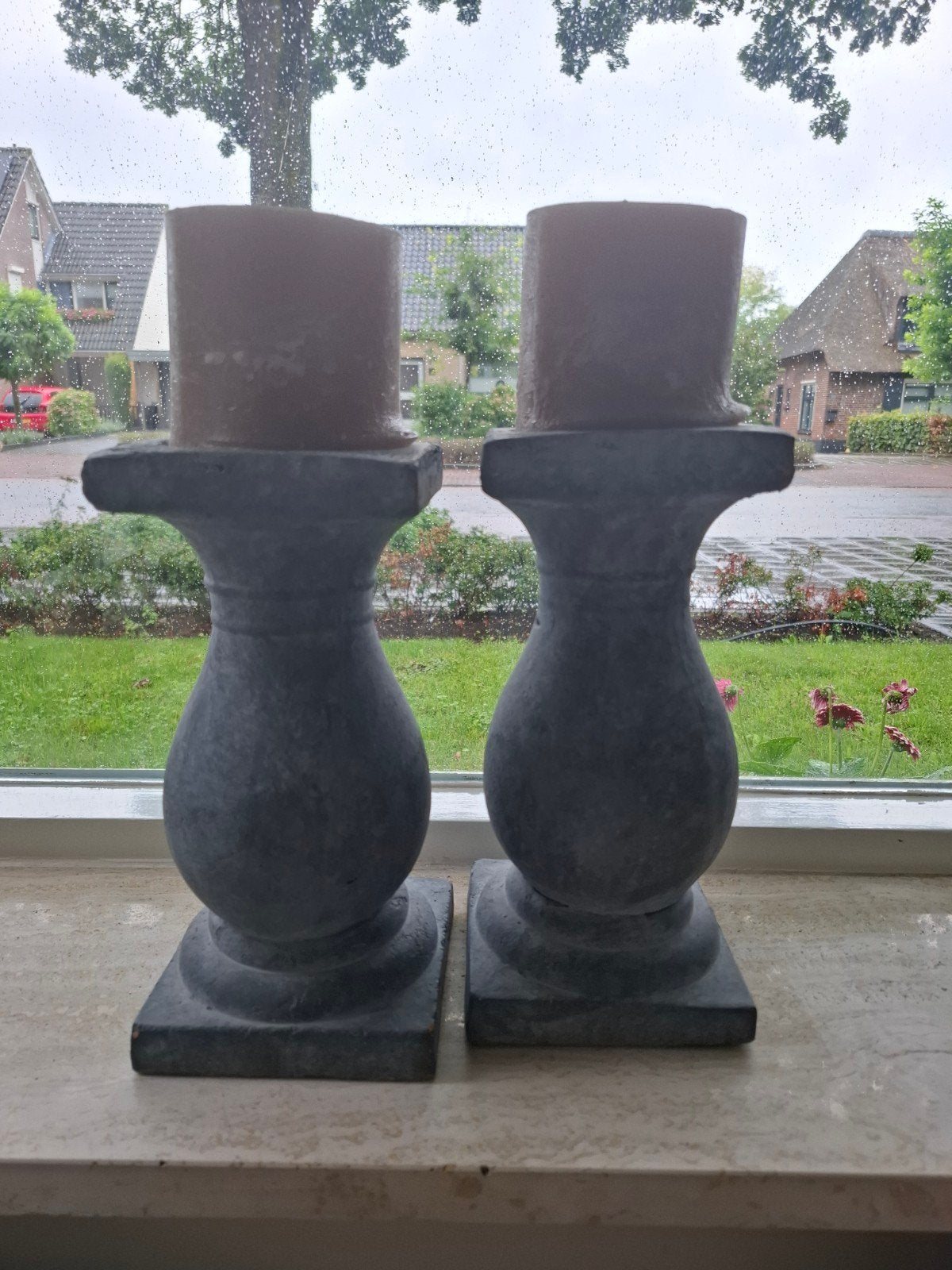 Set van 2 grijze betonnen kandelaars met kaarsen, Ophalen of Verzenden, Zo goed als nieuw, Grijs, Steen/keramiek