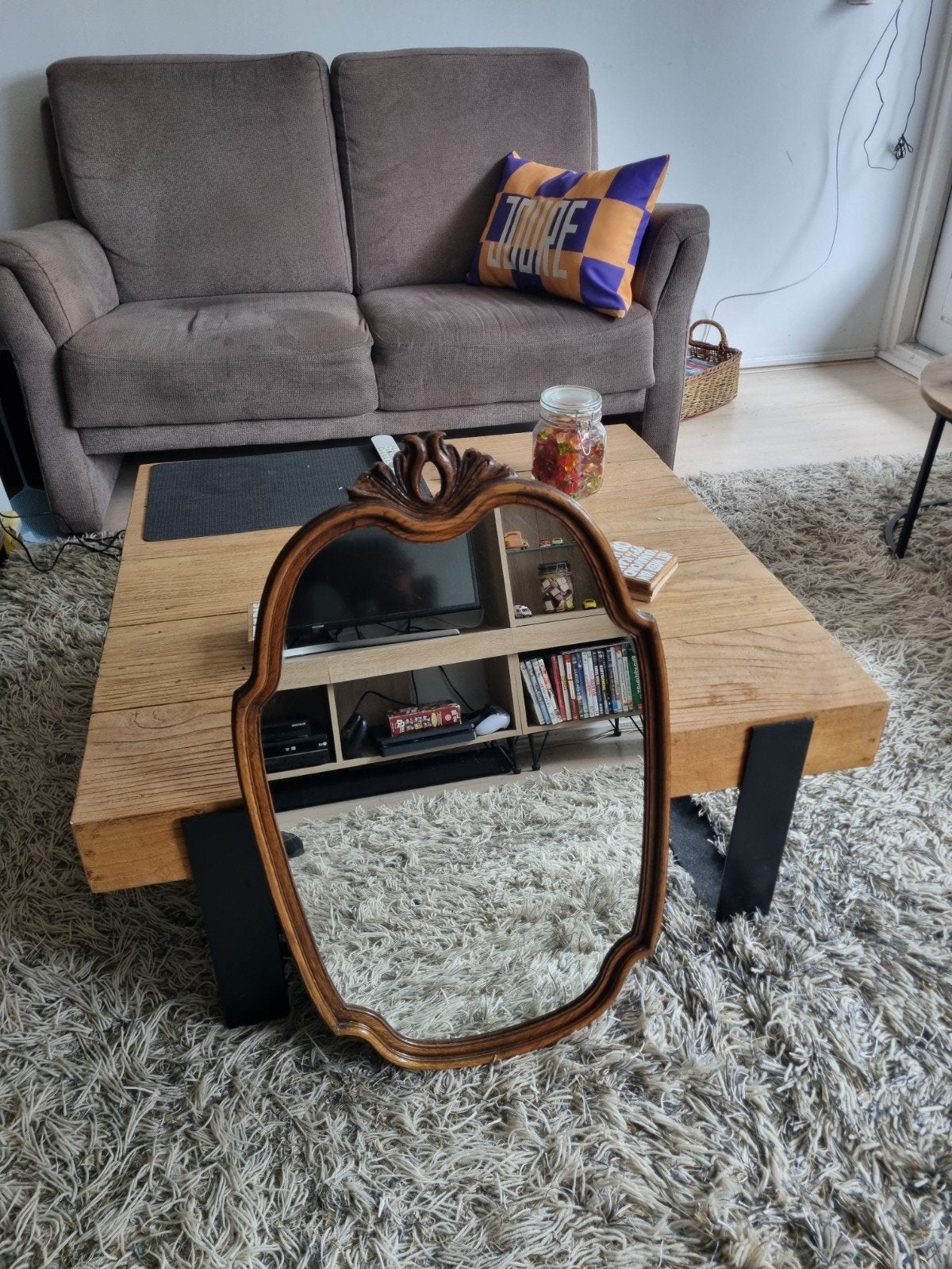 Vintage spiegel met sierlijke houten lijst - Made in Belgium, Ophalen of Verzenden, Overige vormen, Minder dan 50 cm, 100 tot 150 cm