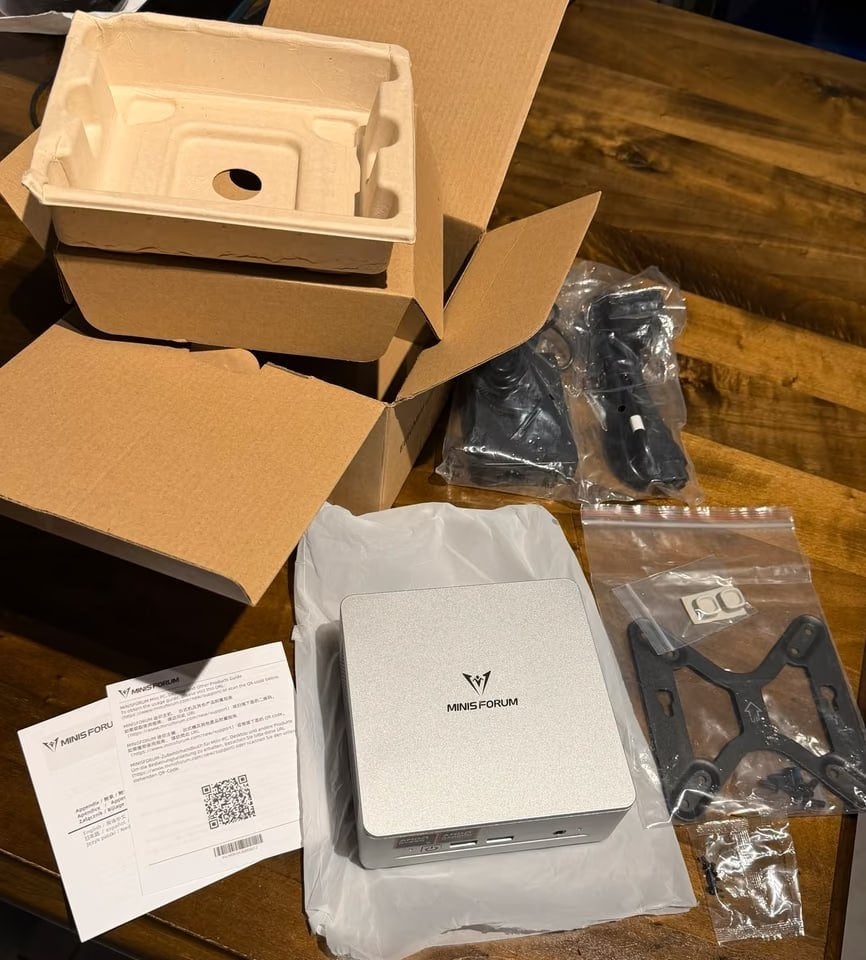 Minisforum UM880 Plus Mini PC Ryzen 7 32GB 1TB Win 11 Pro