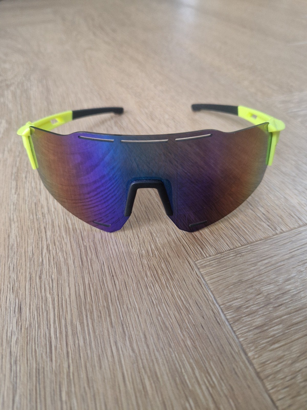 Sportieve Zonnebril met Gele Montuur en Gekleurde Glazen, Overige merken, Zonnebril, Geel, Ophalen of Verzenden