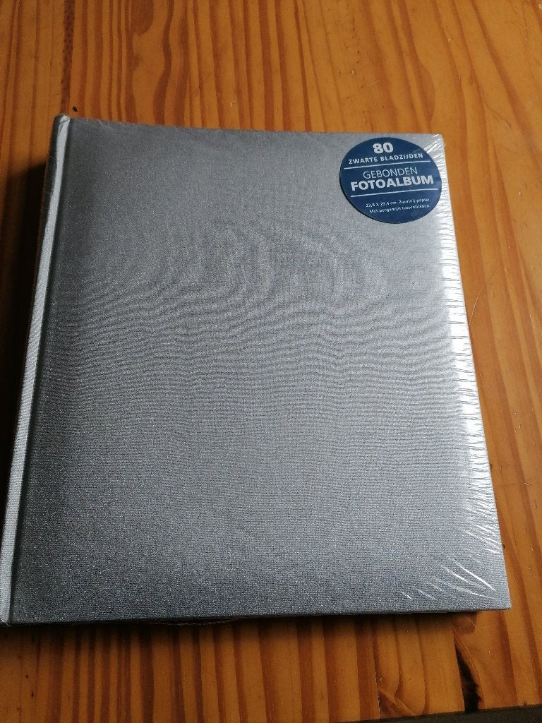 Fotoalbum gebonden 80 zwarte bladzijden nieuw € 7,50, Grijs, Ophalen of Verzenden, Gebonden, Nieuw