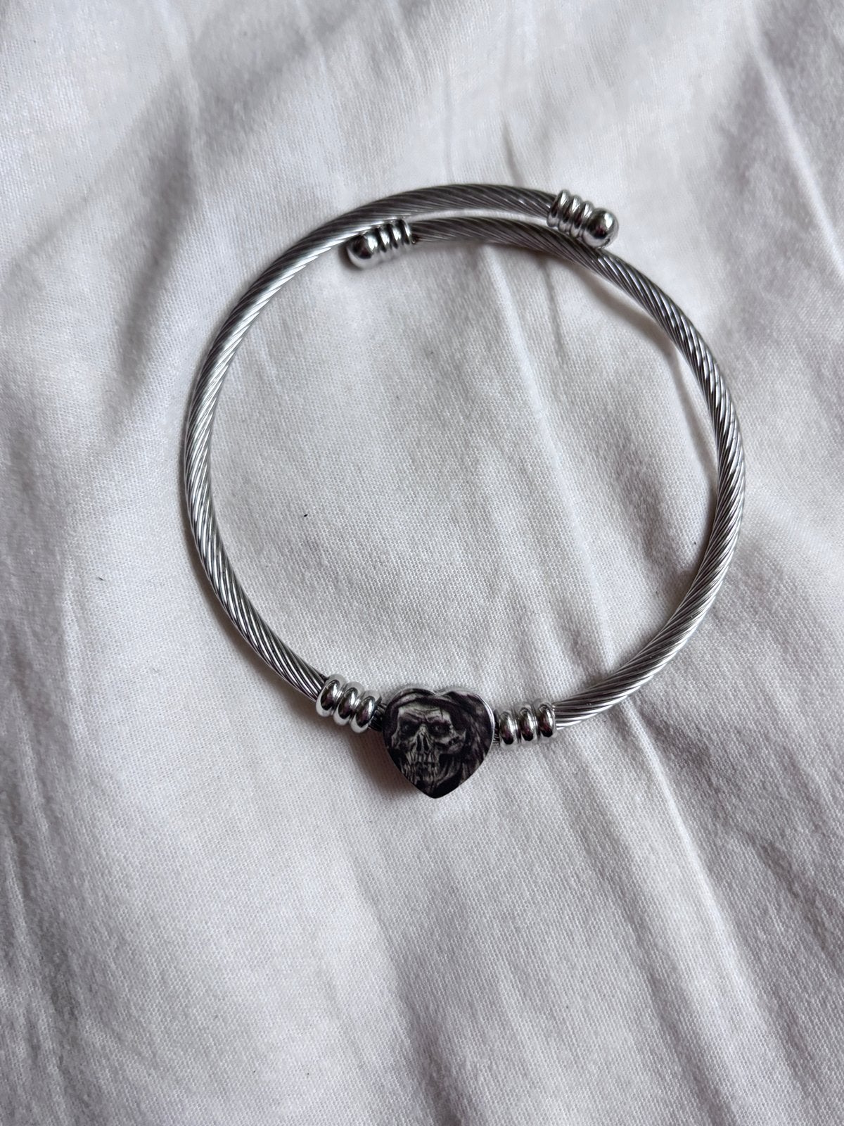 Stalen armband met doodshoofd hartje, Gebruikt, Staal, Ophalen of Verzenden, Met bedels of kralen