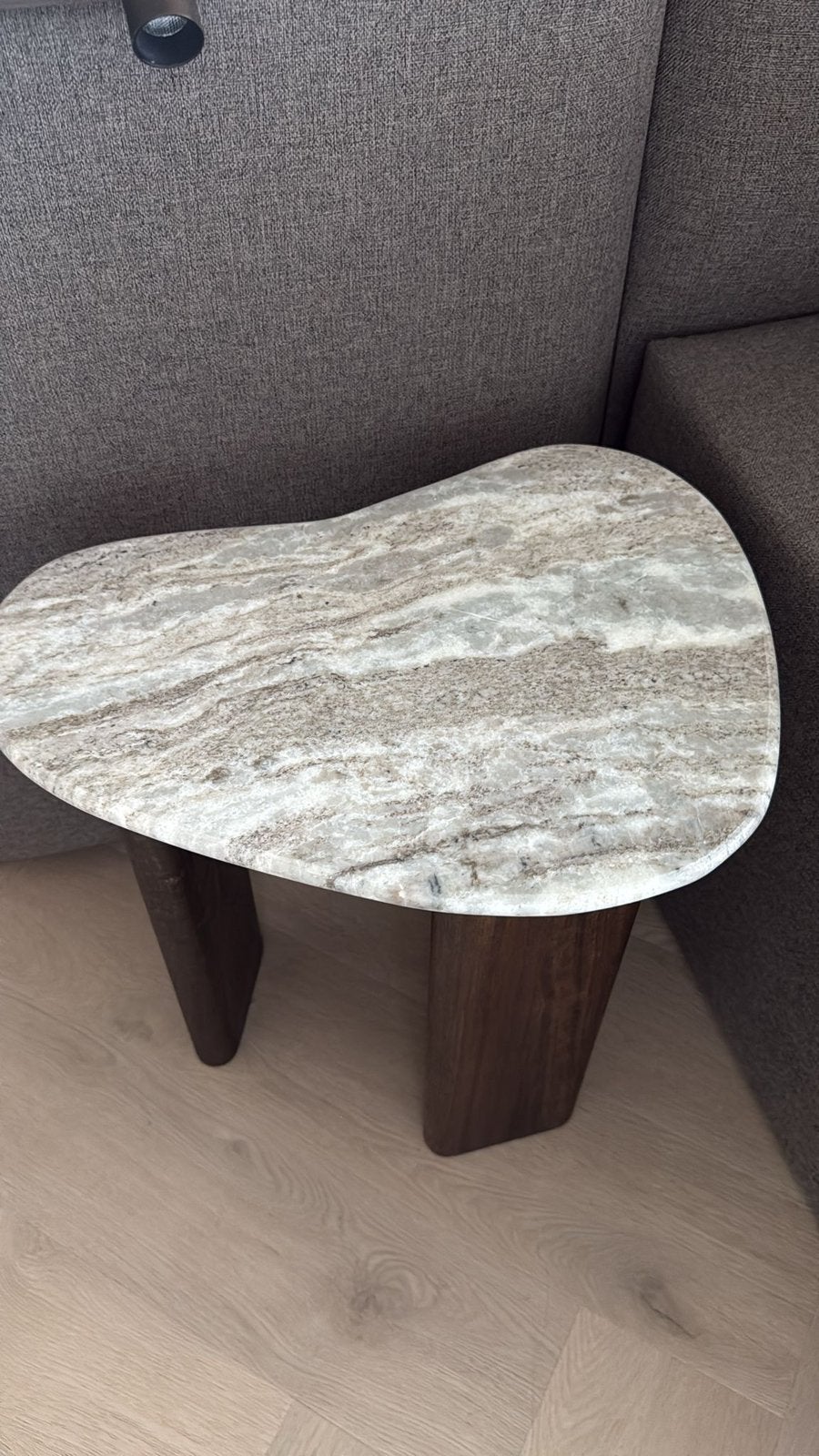 2x H&M Home marmeren bijzettafel / nachtkastje, Ophalen, Minder dan 45 cm, Minder dan 55 cm, Rond