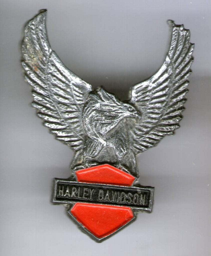 Harley Davidson rood op zilverkl motorfiets speldje( G_031a), Verzenden, Zo goed als nieuw, Transport, Speldje of Pin
