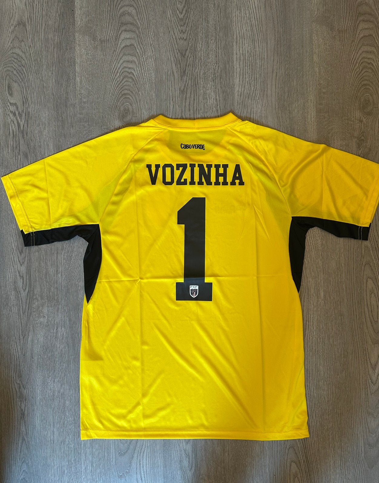 VOZINHA 1 CABO VERDE 2026 JERSEY maat/size 2XL XXL, Sport en Fitness, Voetbal, Groter dan maat XL, Verzenden, Nieuw, Shirt