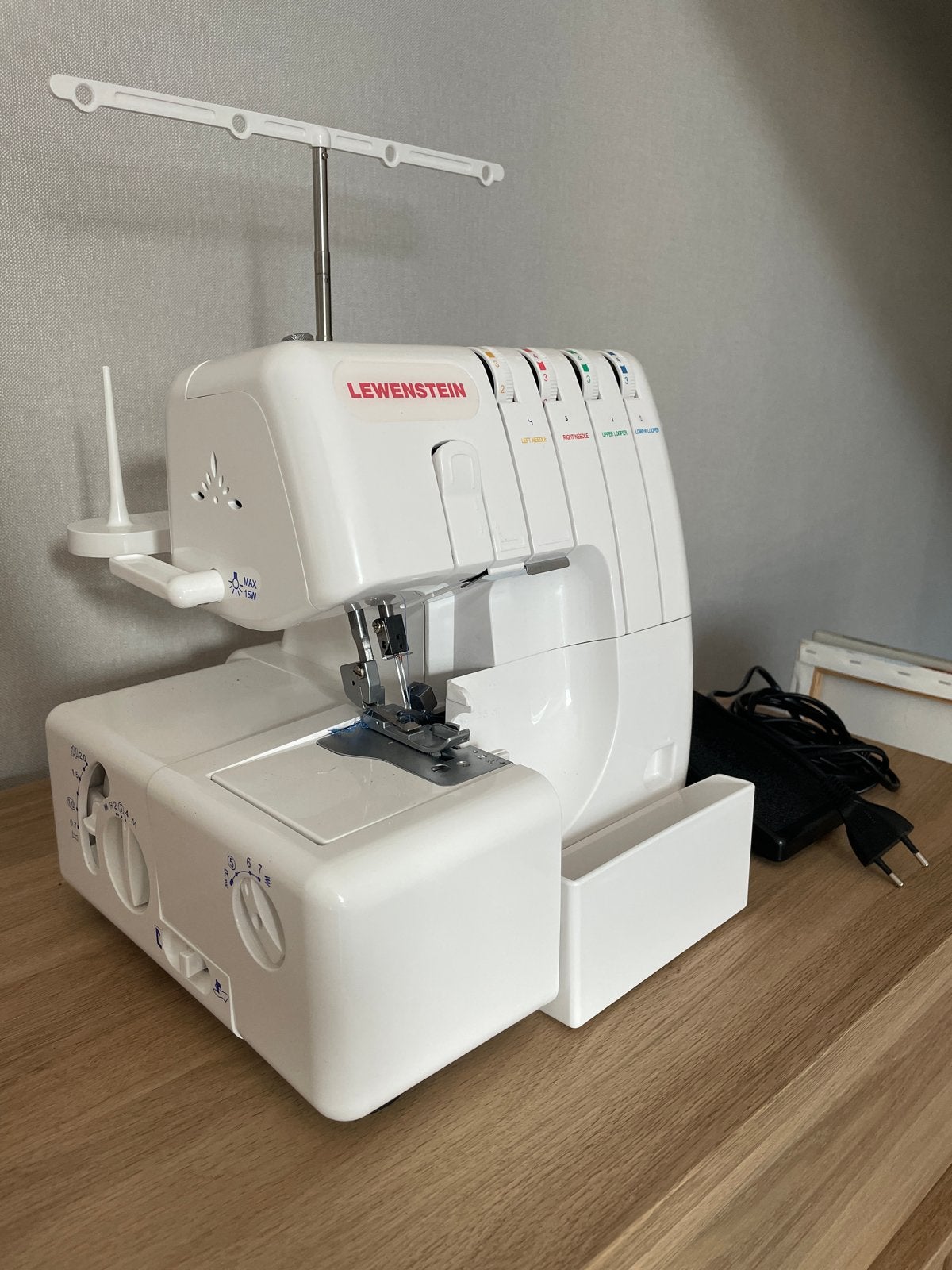 Lewenstein 700 DE Lockmachine - Zo goed als nieuw, Ophalen, Zo goed als nieuw, Lockmachine, Lewenstein
