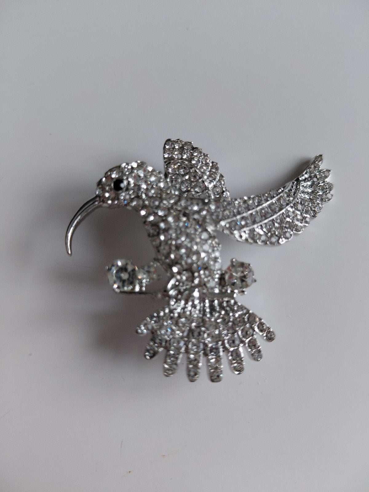 Zilverkleurige Kolibrie Broche met Strass - 4 cm, Overige materialen, 4 tot 7 cm, Ophalen of Verzenden, Zo goed als nieuw