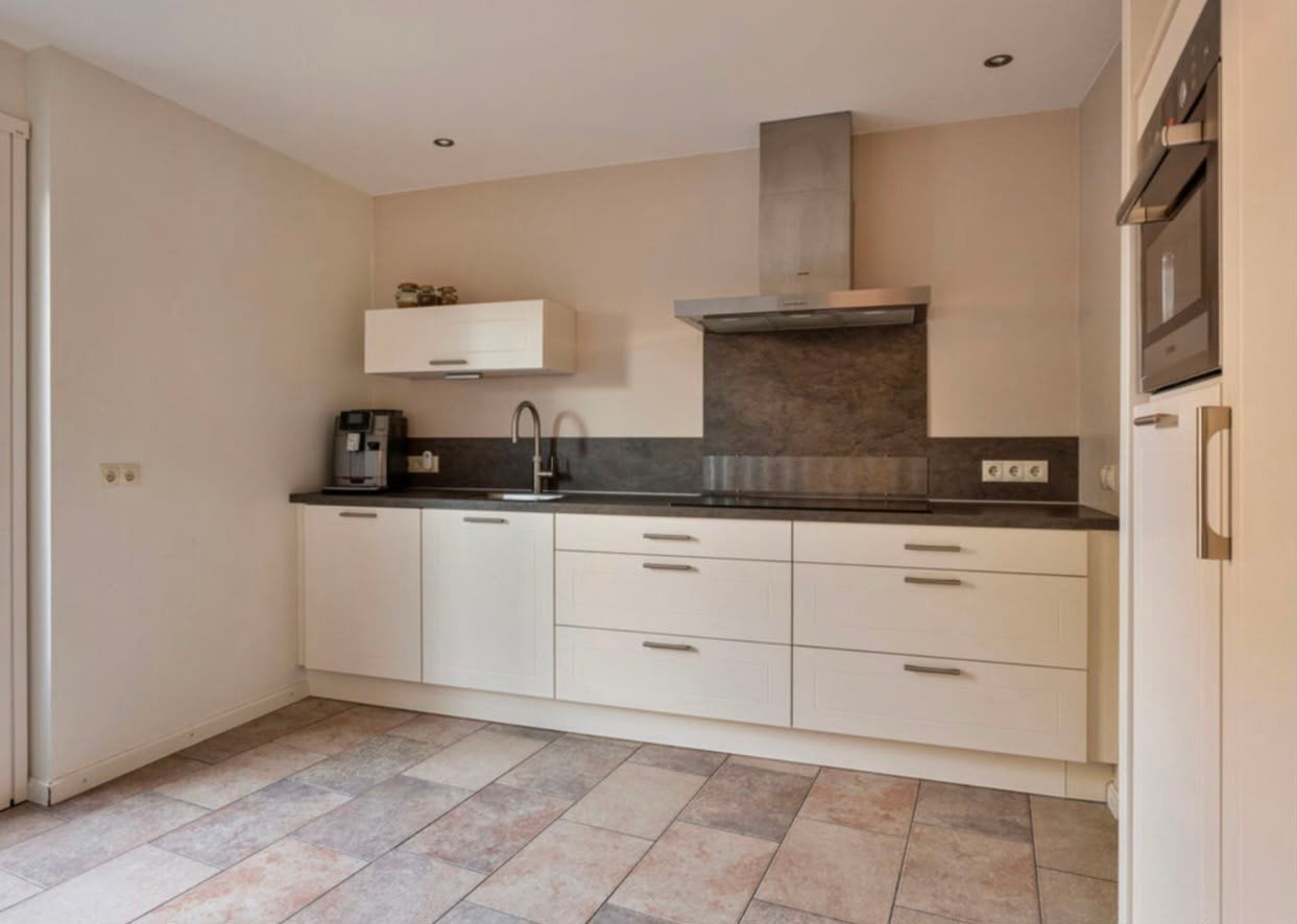 Mooie recente lichte keuken 300 cm met donker kunststof blad, Huis en Inrichting, Keuken | Complete keukens, Ophalen, Gebruikt