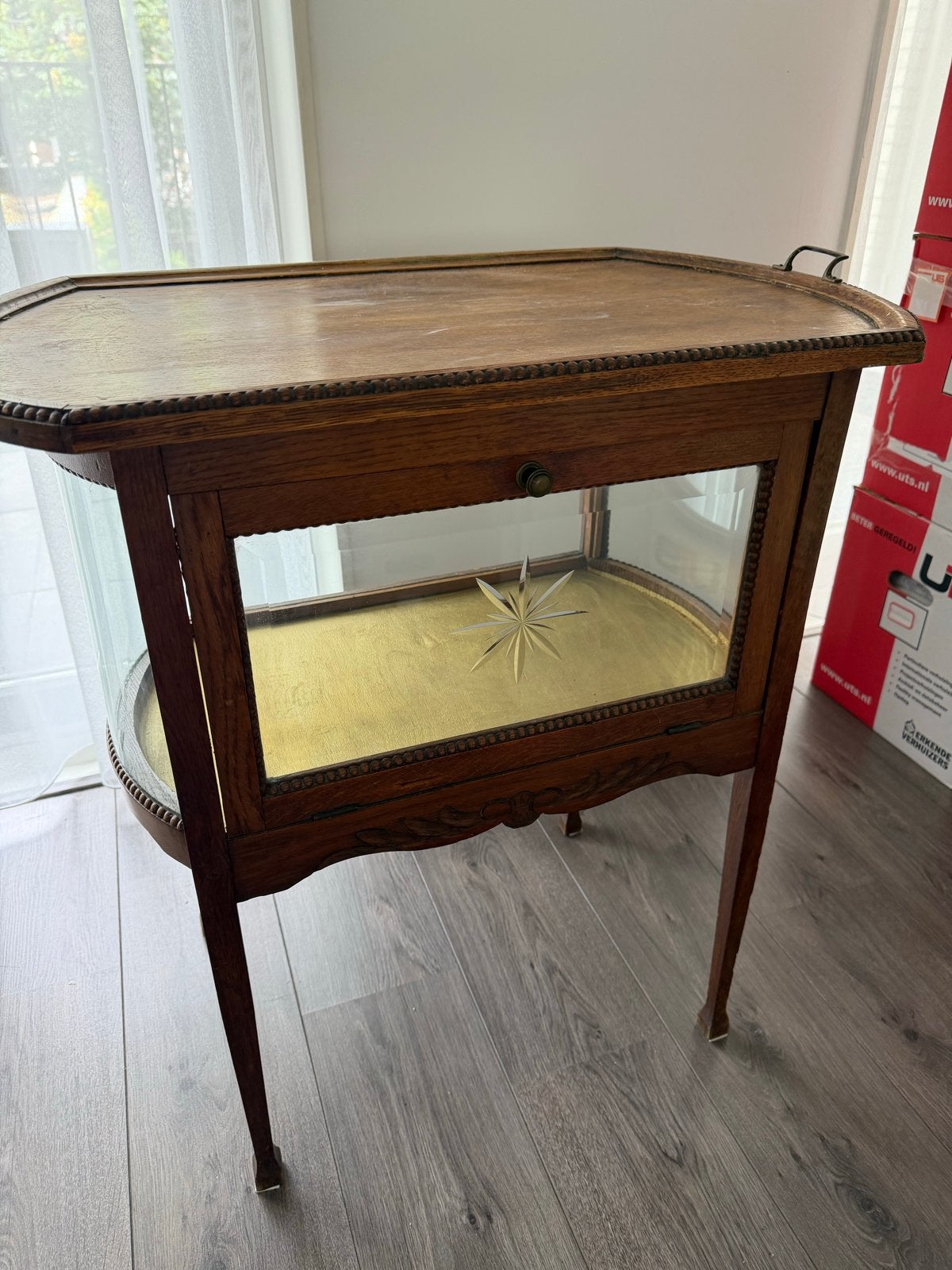 Antieke theewagen/serveerwagen met glazen vitrine, Ophalen