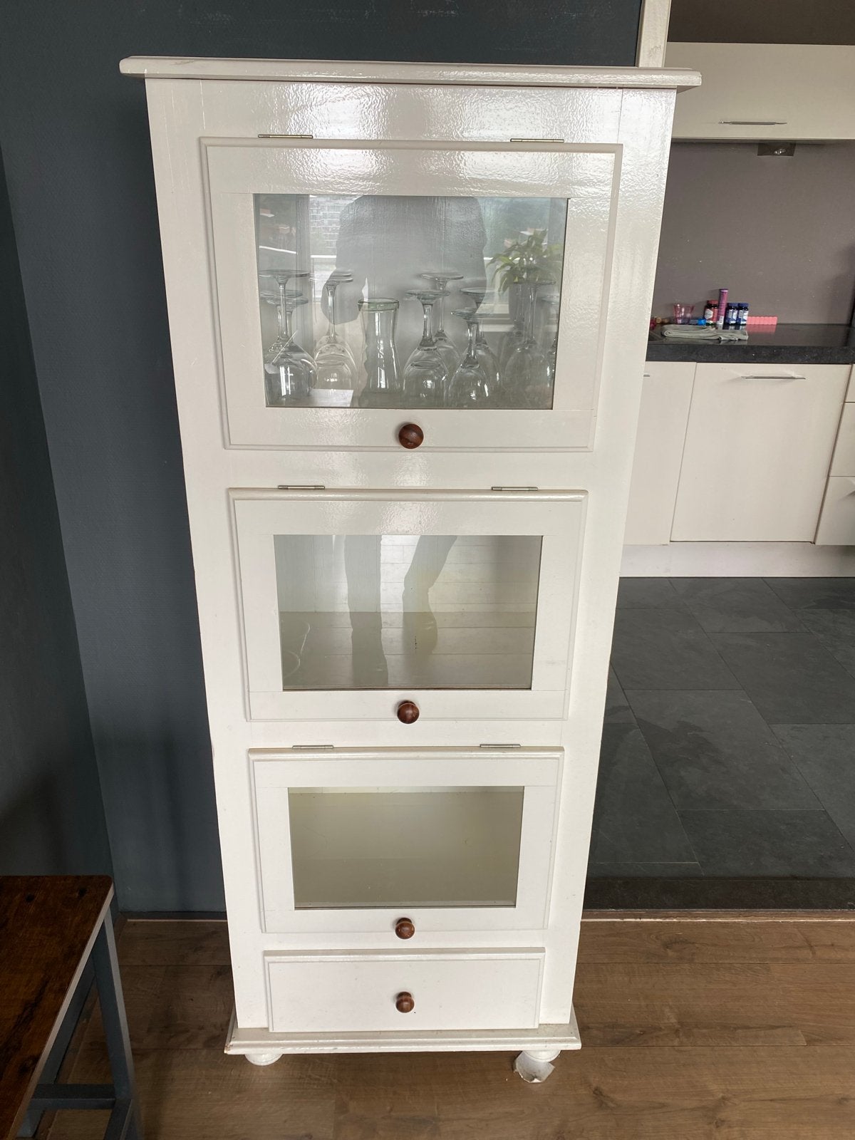 Witte vitrinekast met glazen deuren en lade, Gebruikt, Met lade(s), 150 tot 200 cm, 25 tot 50 cm