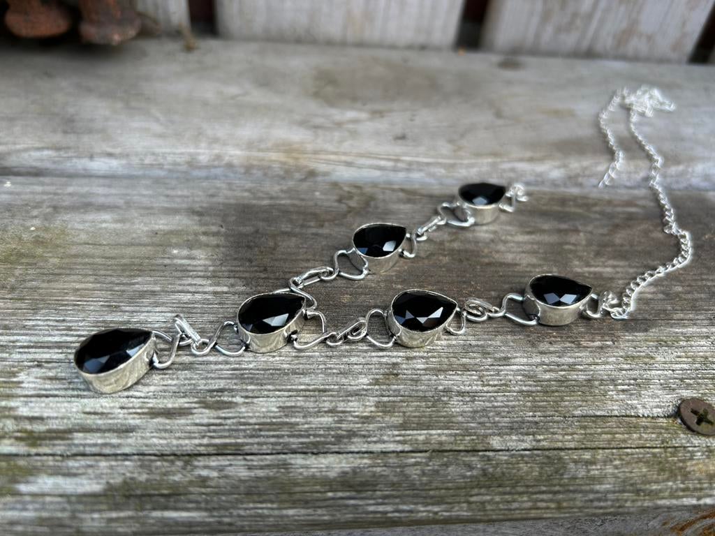 Prachtige verzilverde ketting versierd met Onyx stenen., Sieraden, Tassen en Uiterlijk, Kettingen, Nieuw, Verstelbaar, Ophalen of Verzenden