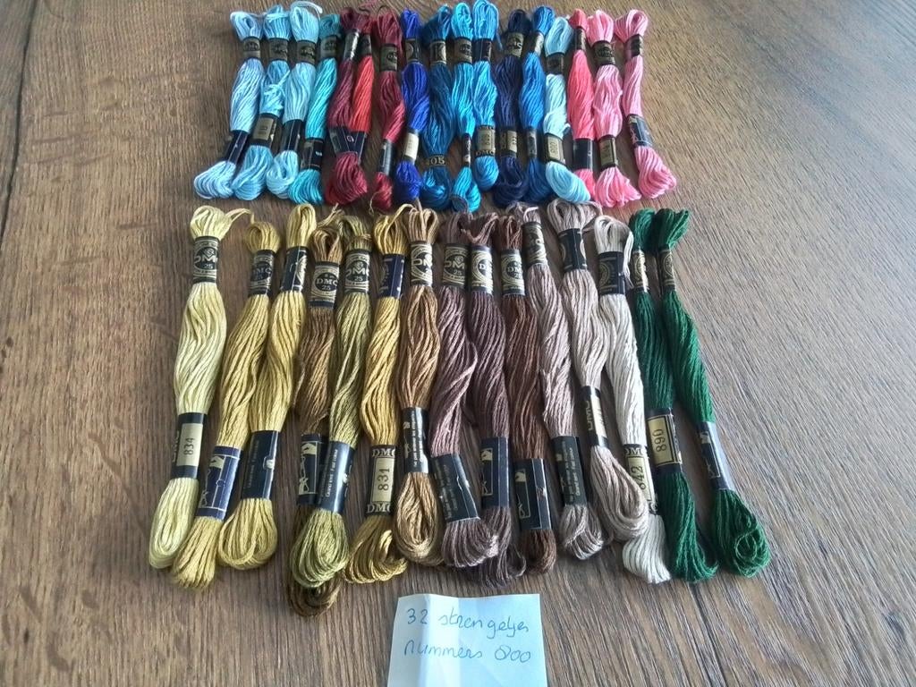 32 strengetjes dmc nummer 800, Ophalen of Verzenden, Zo goed als nieuw, Handborduren, Borduurgaren of Zijde