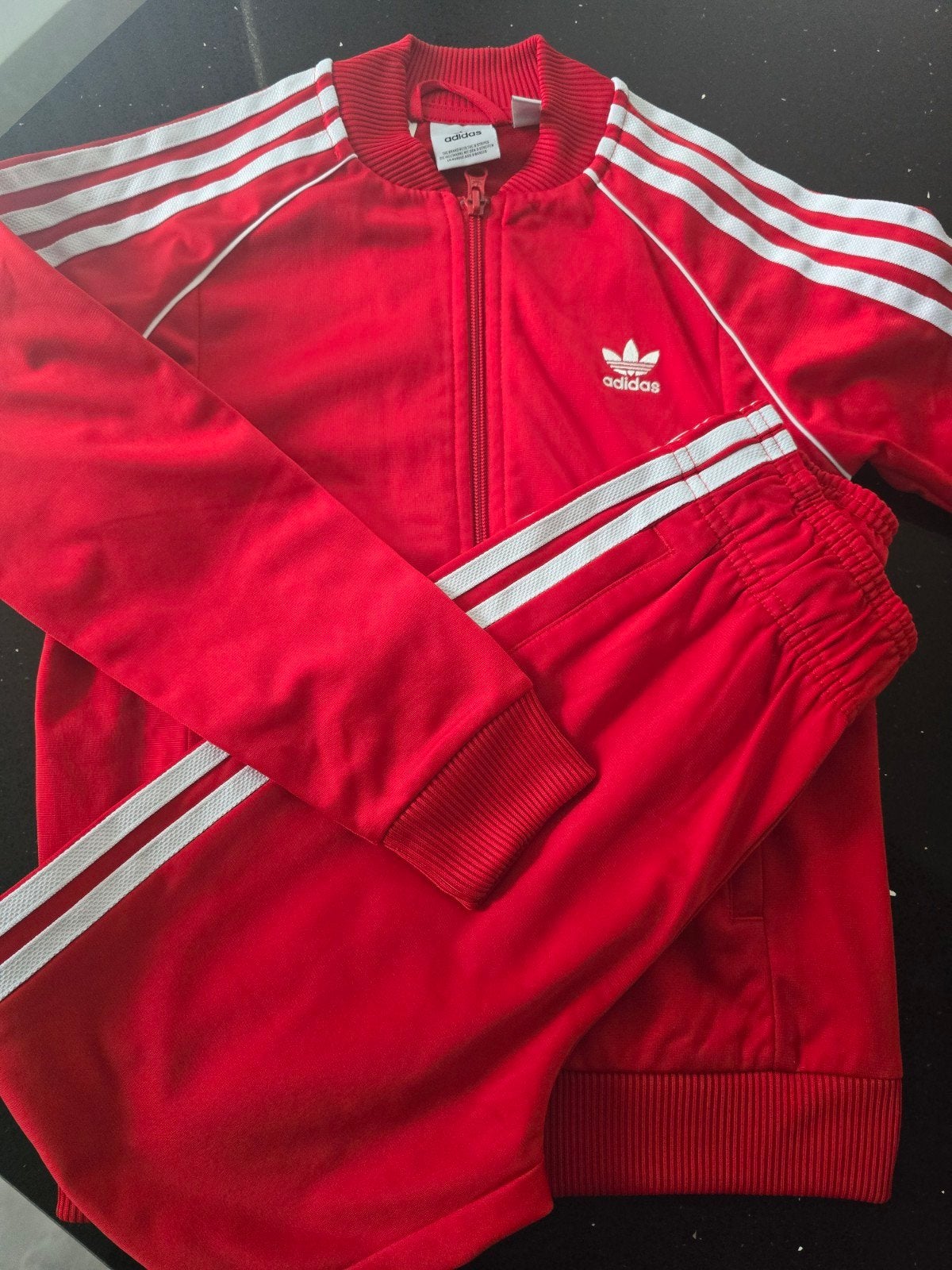 Adidas Original Superstar Trainingspak Rood Maat 140, Kinderen en Baby's, Adidas, Jongen of Meisje, Ophalen of Verzenden, Zo goed als nieuw