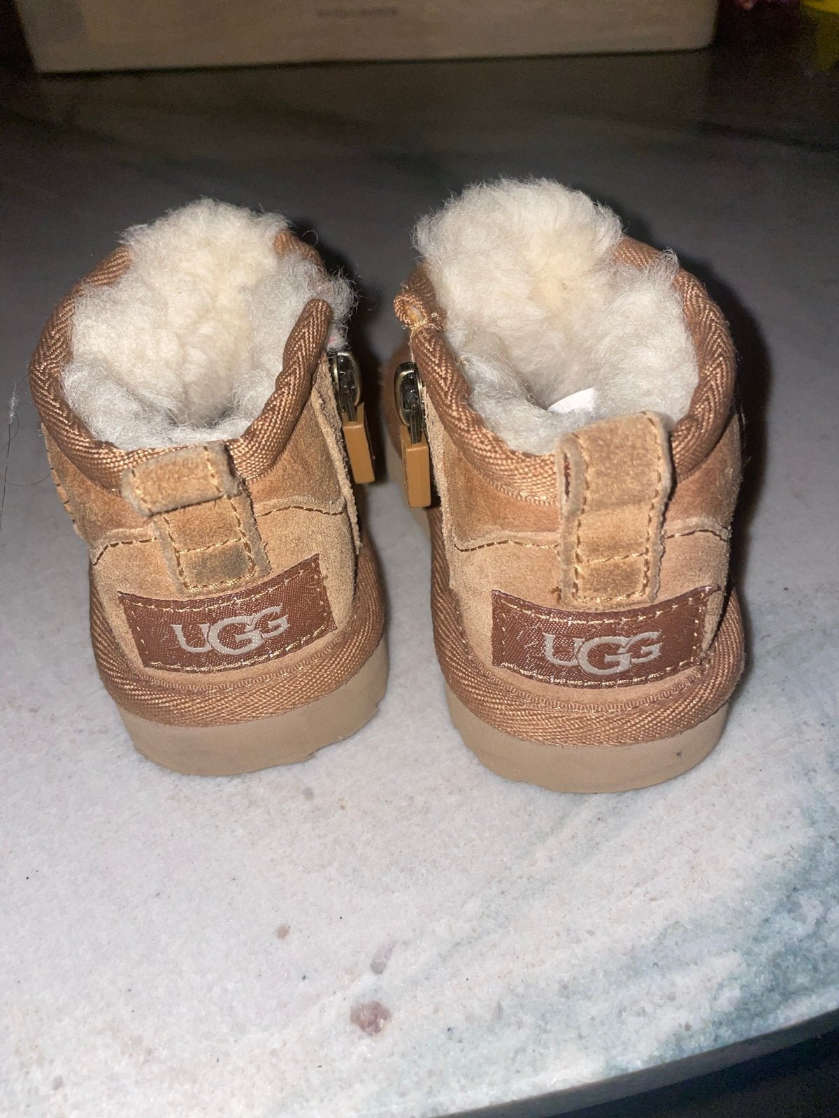 UGG Classic Ultra Mini Laarzen Maat 22 - Zo goed als nieuw, Ophalen of Verzenden, Zo goed als nieuw, Jongen of Meisje, Laarzen