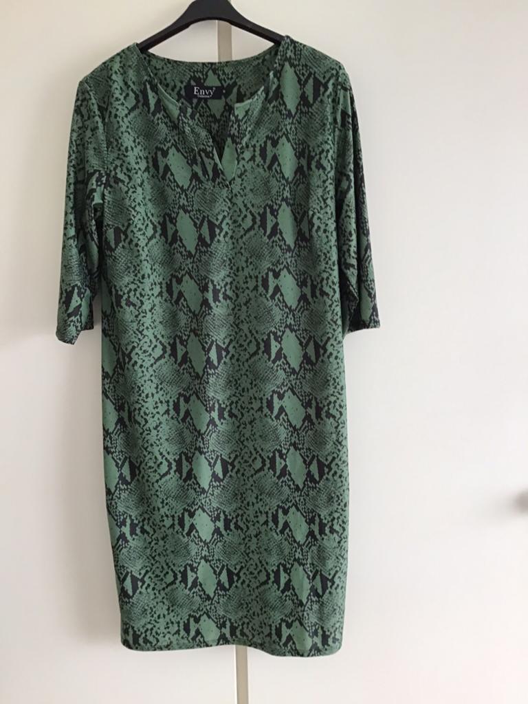 Travel groen/zwarte jurk, 38/40, +16, Envy, nieuw., Kleding | Dames, Maat 38/40 (M), Nieuw, Ophalen of Verzenden, Onder de knie