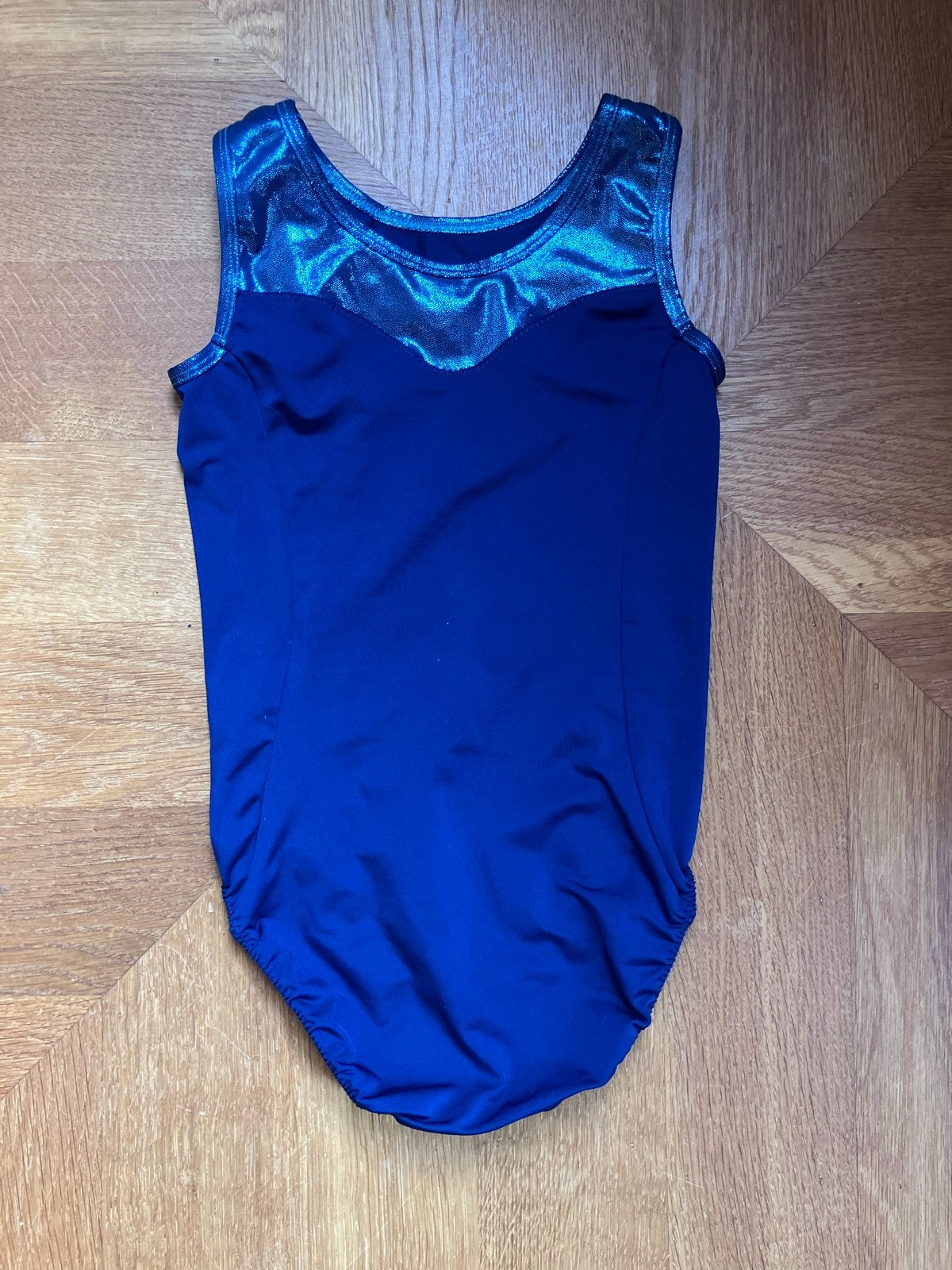 Blauw turnpakje / gympakje met glitterdetails, Sport en Fitness, Turnen, Gebruikt, Blauw, Ophalen of Verzenden, Kleiner dan kindermaat 122