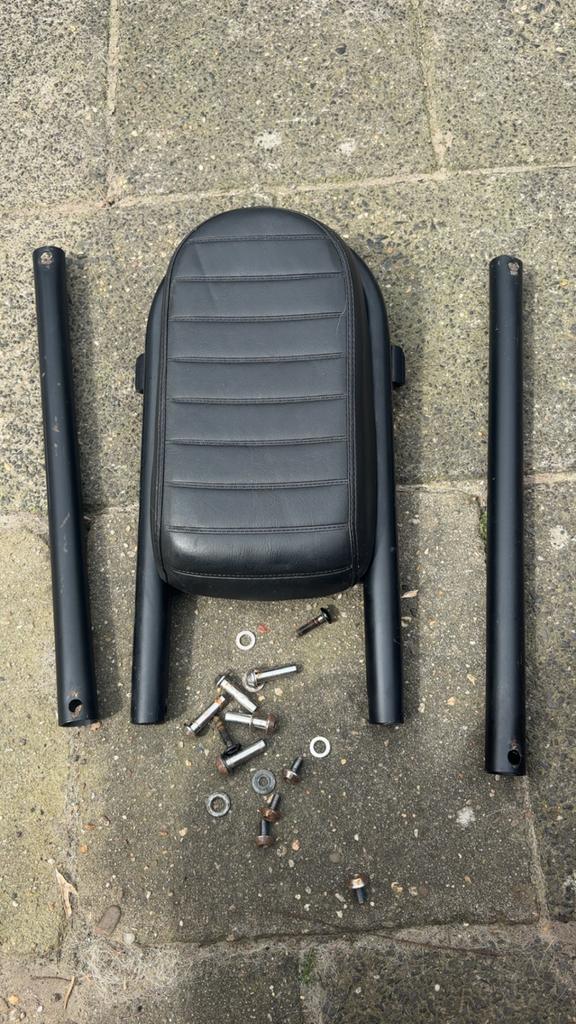 Achterzitje motor met bevestigingsmateriaal, Motoren, Ophalen of Verzenden, Nieuw