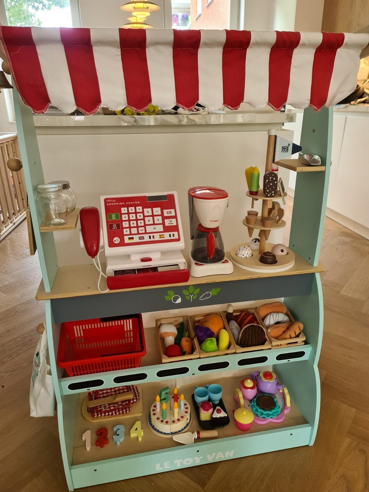 Houten speelwinkel en café Le toy van, Ophalen, Zo goed als nieuw, Meubelstuk of Keukentje