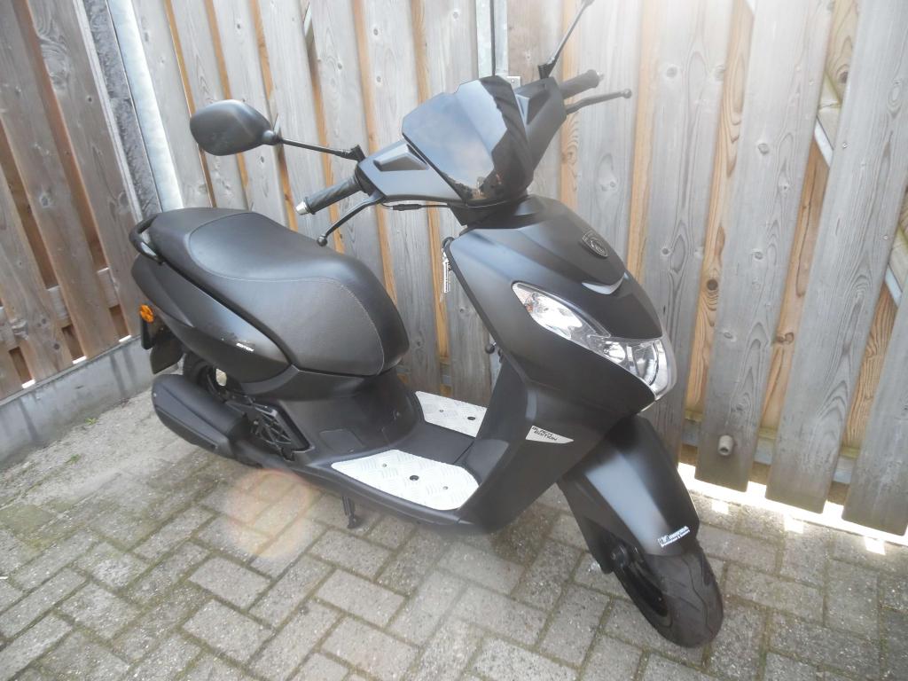 INRUILER: Peugeot Kisbee Black Edition 05-2024 13.494km, 48 cc, Sales@moteo.nl, Overige modellen, Maximaal 45 km/u