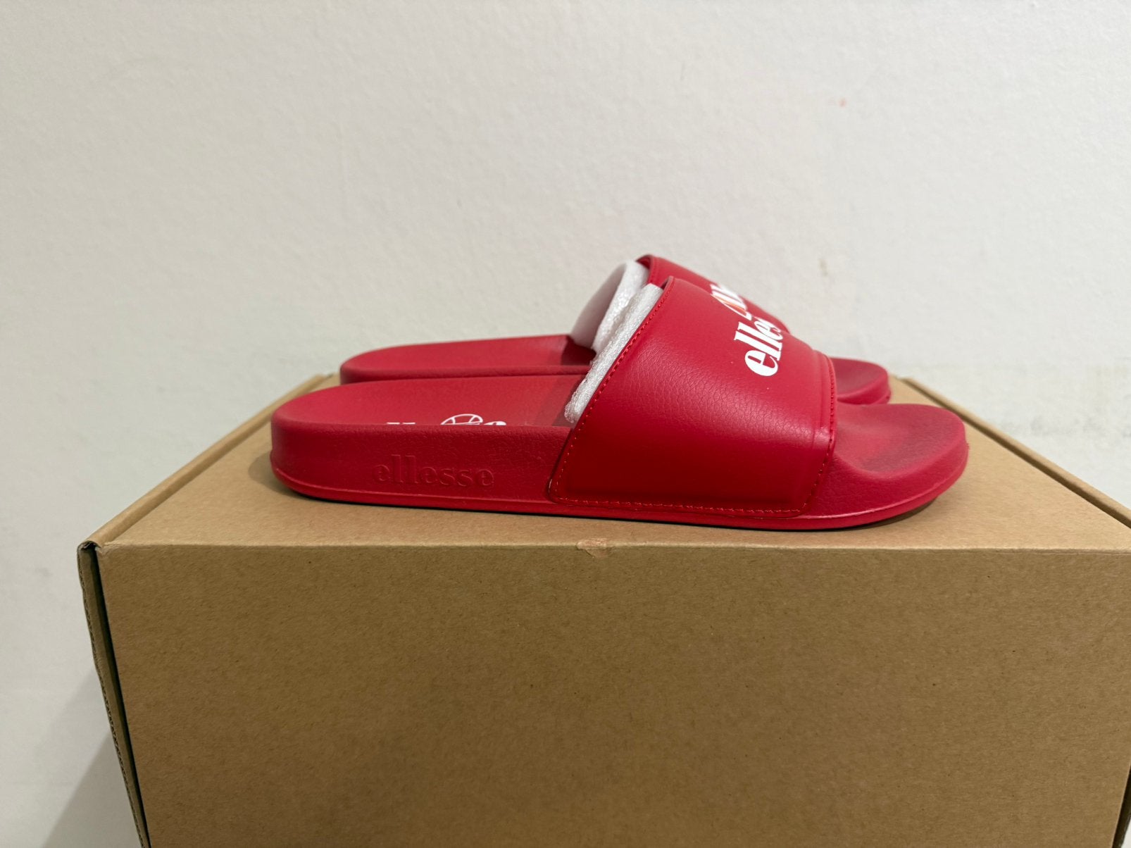Te koop nieuwe Ellessee Filippo Slide rood, Postlaan 3, Nieuw, Ophalen of Verzenden, Sneakers of Gympen