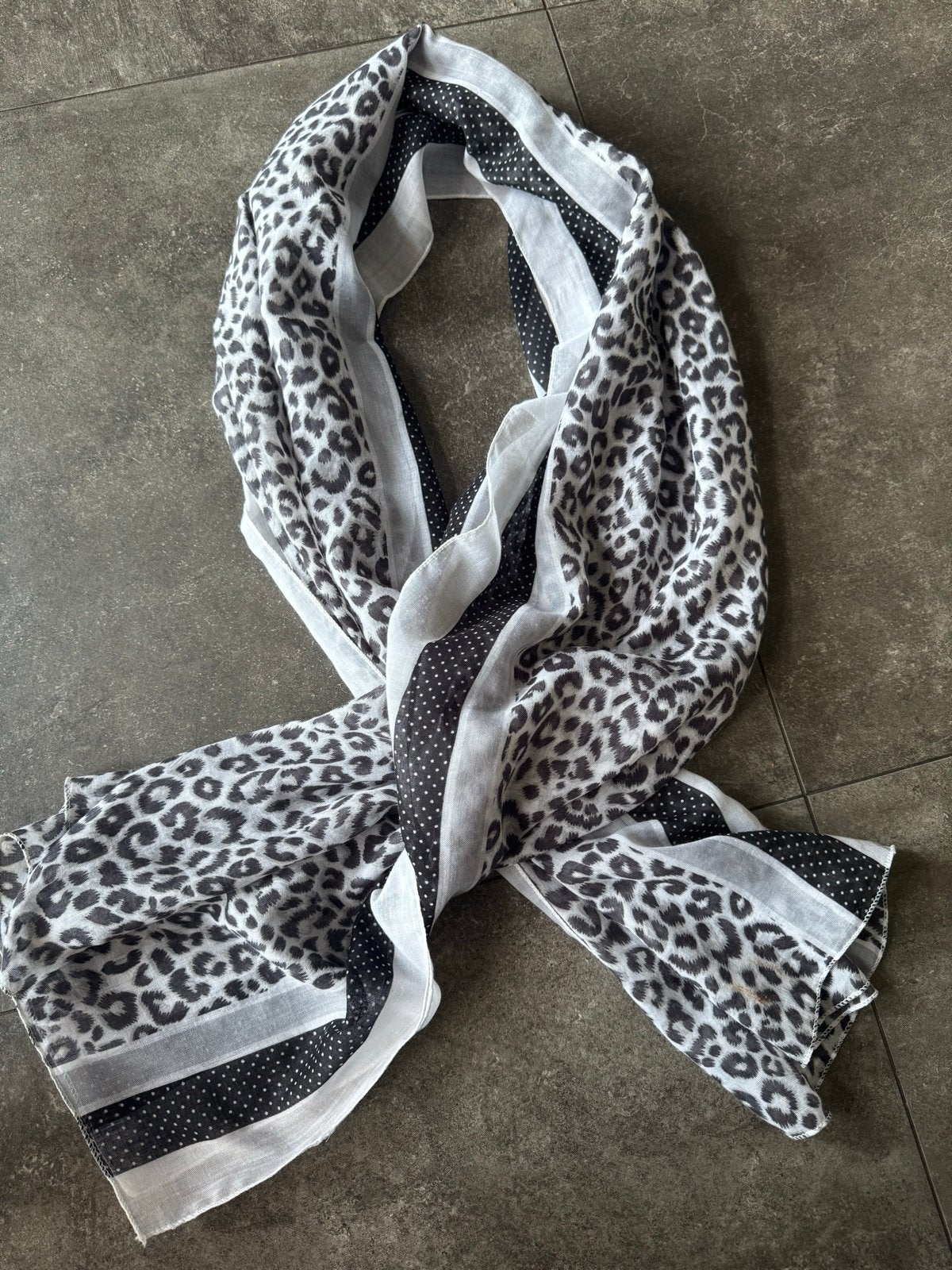 Stijlvolle Sjaal met Luipaardprint en Polkadots, Ophalen of Verzenden, Zo goed als nieuw, Maat 46/48 (XL) of groter, Sjaal