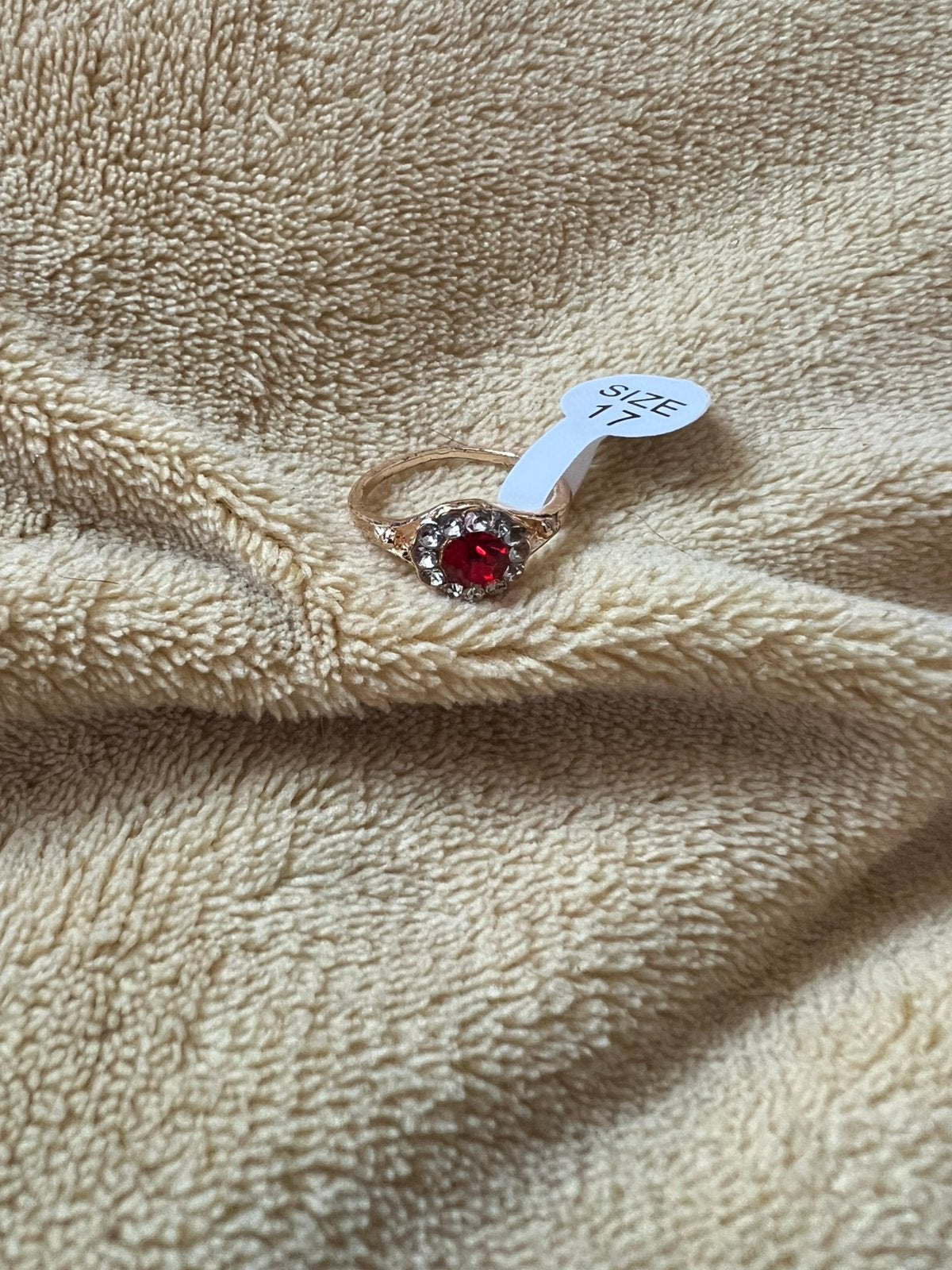 Nog nieuw , deze goudkleur super mooie ring met Robijn mt 17, Ophalen of Verzenden, Zo goed als nieuw, 17 tot 18, Dame