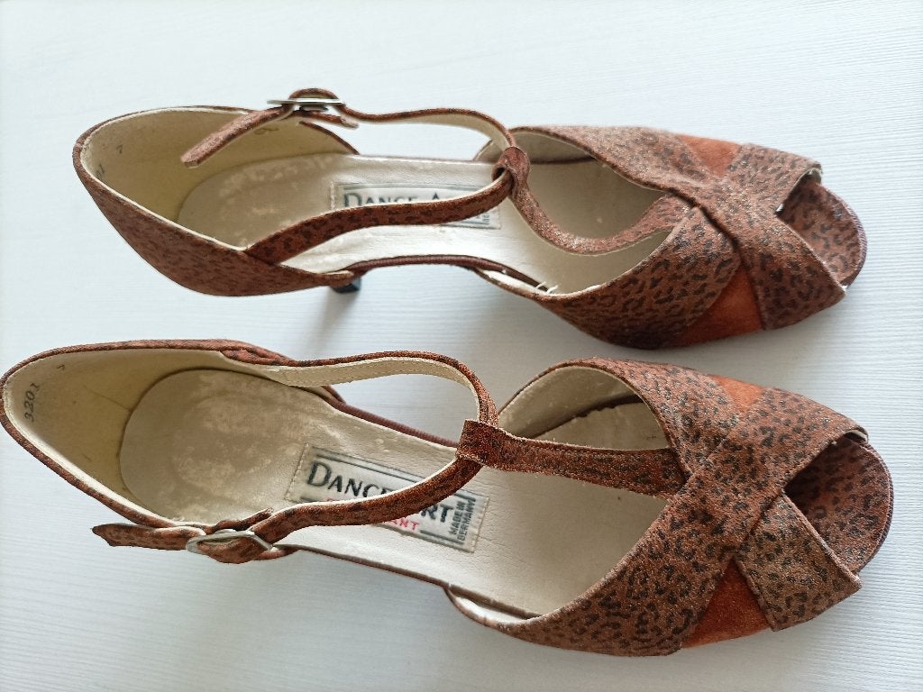 Mooie suède Latin dansschoenen maat 7 = 40,5, Ophalen of Verzenden, Gedragen, Bruin