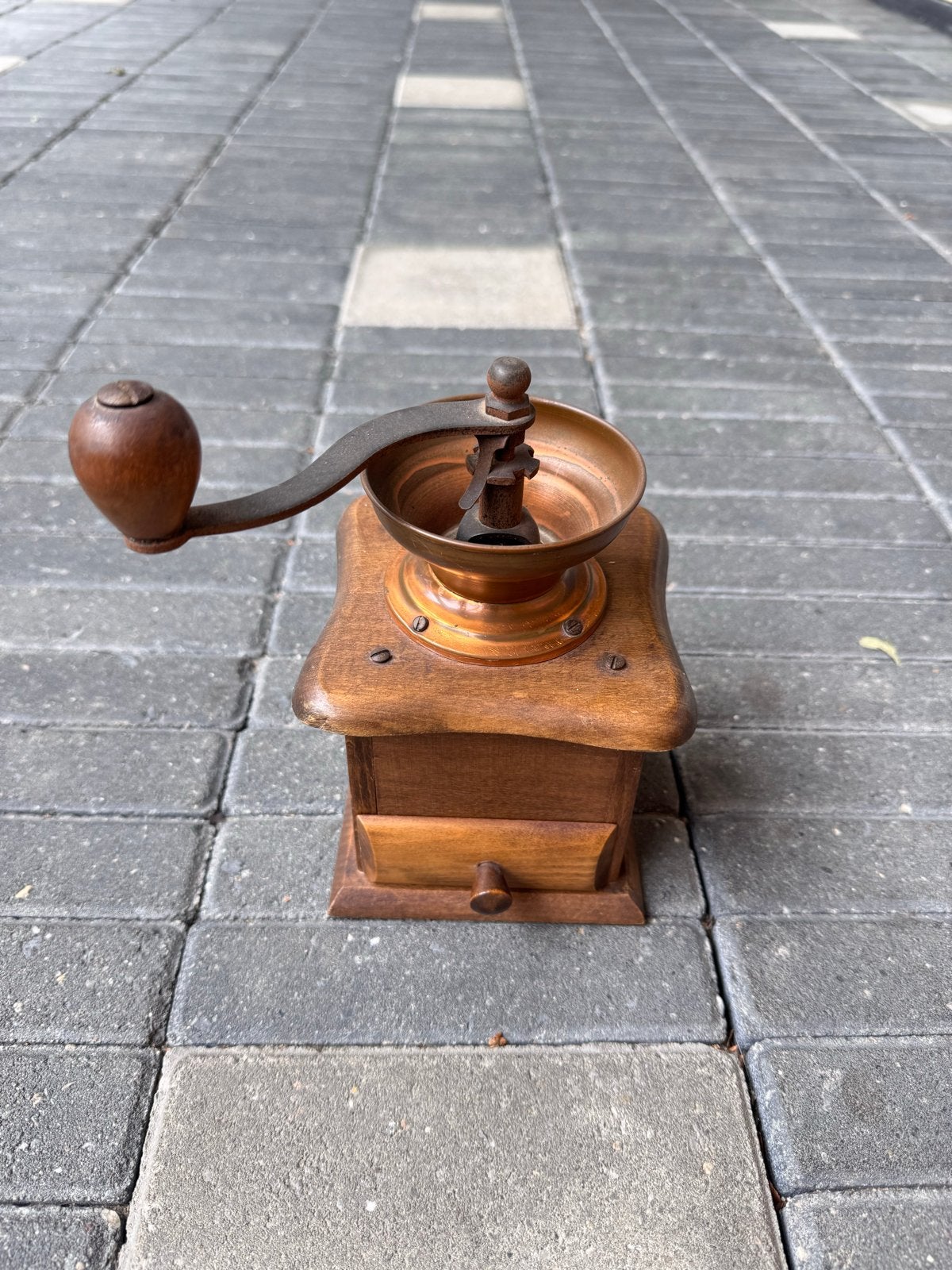 Antieke handmatige koffiemolen, Ophalen