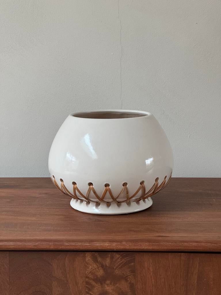 LENE BJERRE Witte vaas met gevlochten rotan detail, Ophalen of Verzenden, Zo goed als nieuw, Wit