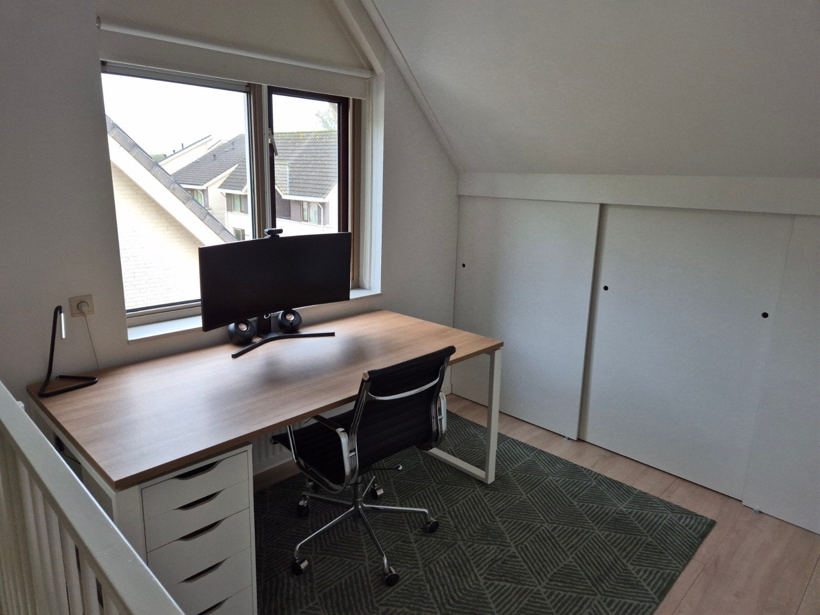 Modern bureau, u-poot metalen onderstel, Huis en Inrichting, Bureaus, Zo goed als nieuw, Computerbureau, Modern, Hout, Bruin, Demontabel