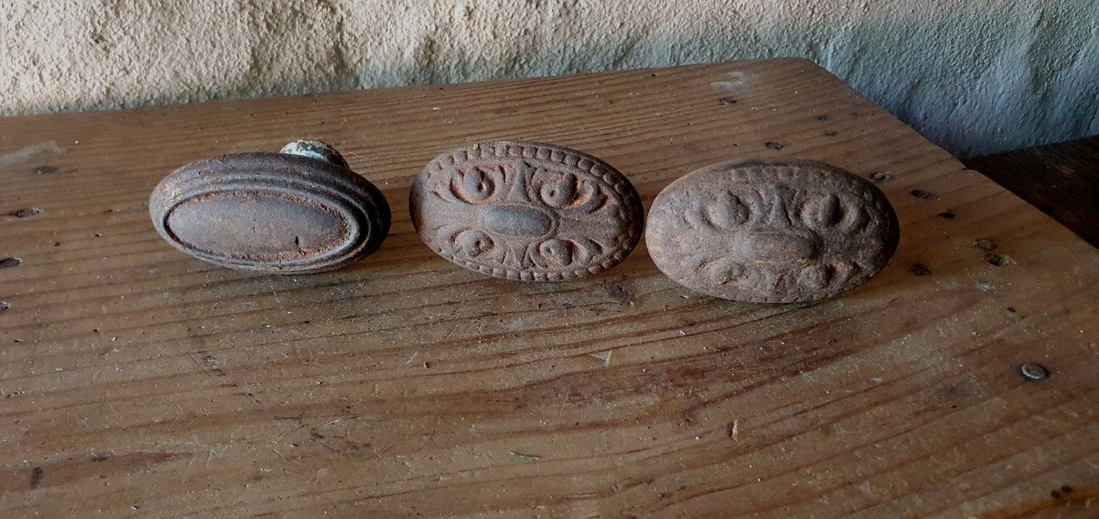 set(3) oude verweerde ijzeren deurknoppen, Ophalen of Verzenden